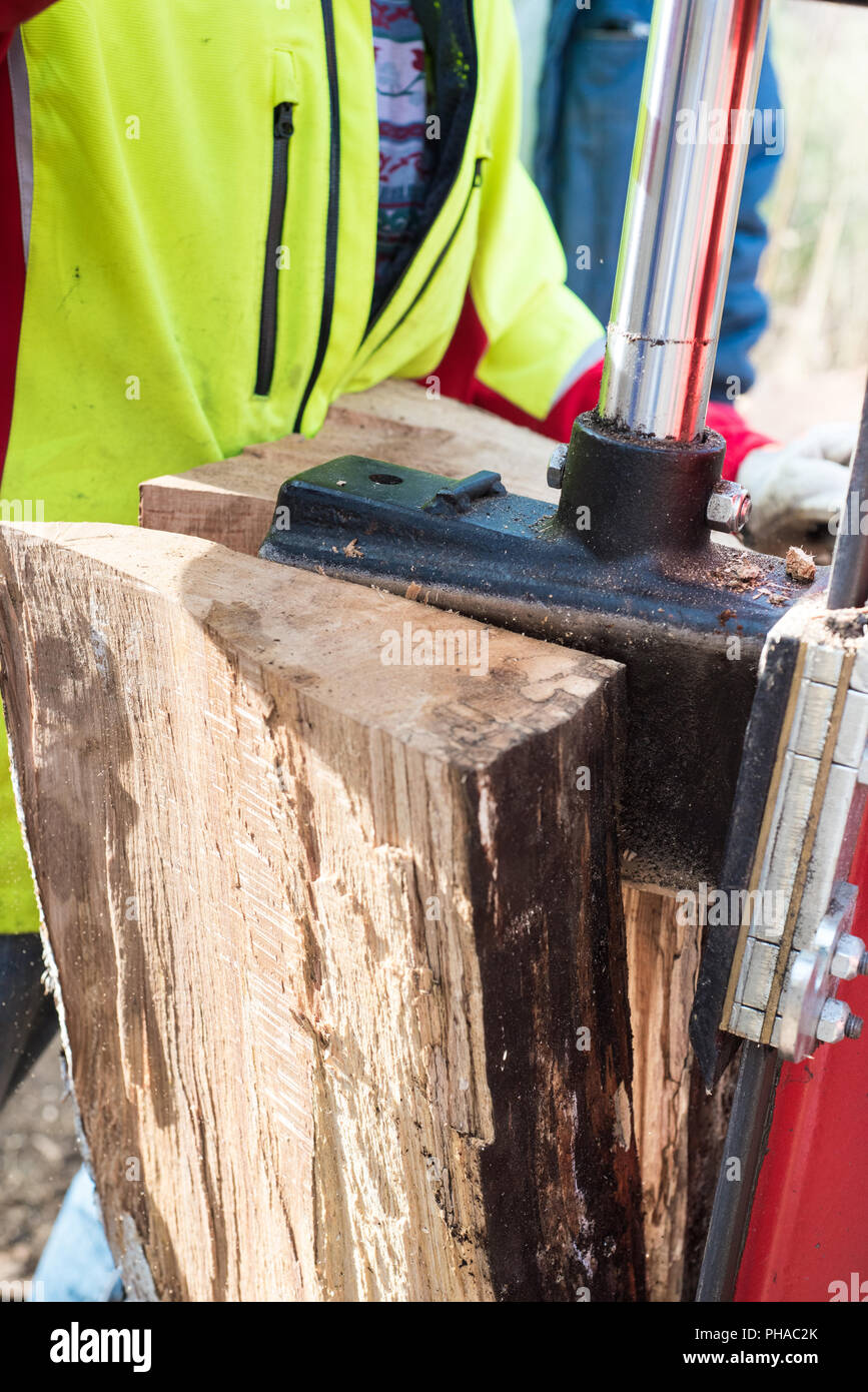 Hydraulischer Holzspalter an Traktor Stock Photo