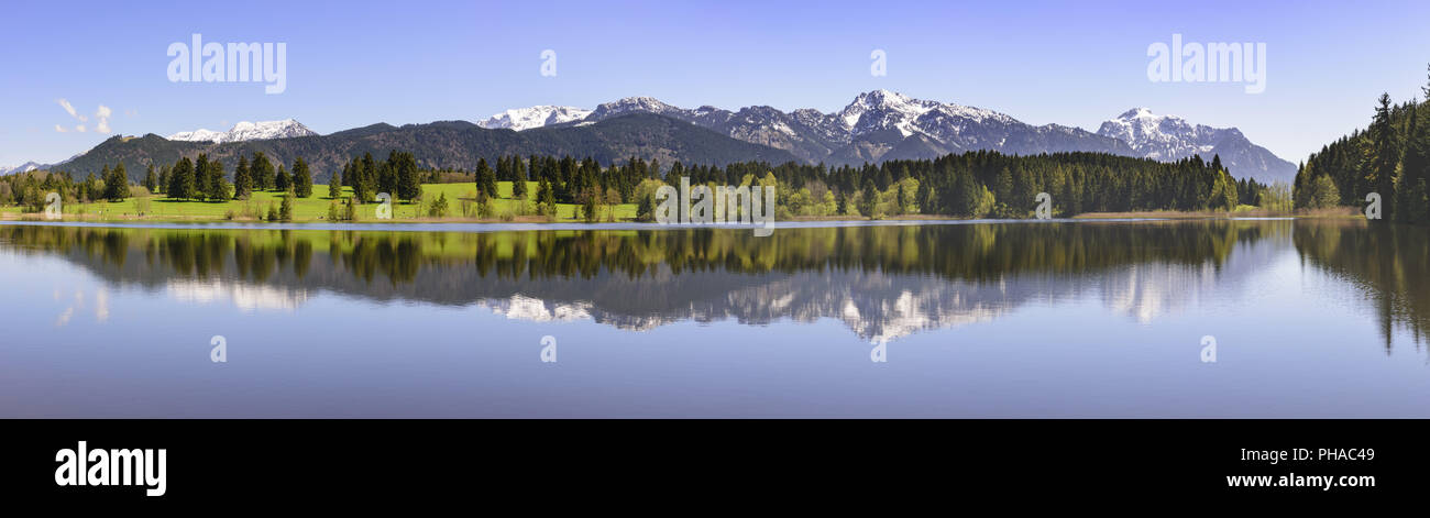 Perfekte Spiegelung der bayerischen Alpen Berge im See Stockfoto
