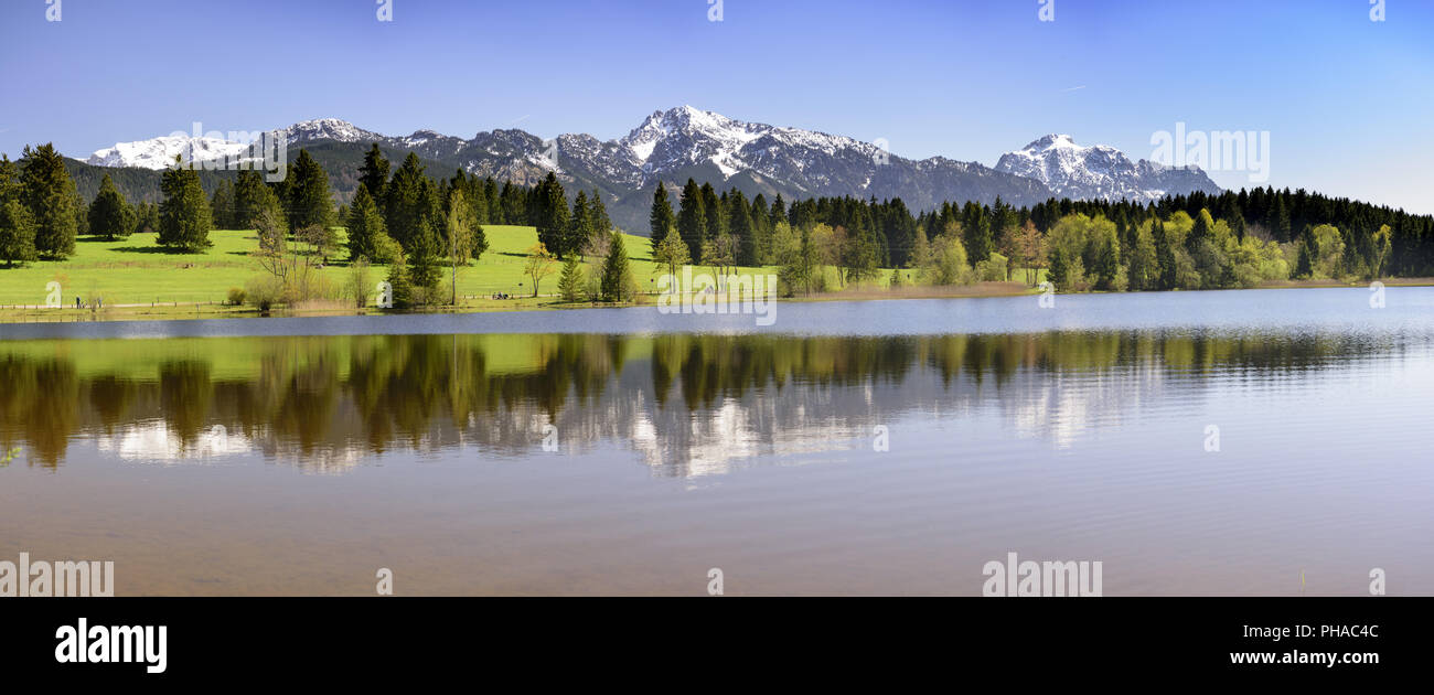 Perfekte Spiegelung der bayerischen Alpen Berge im See Stockfoto