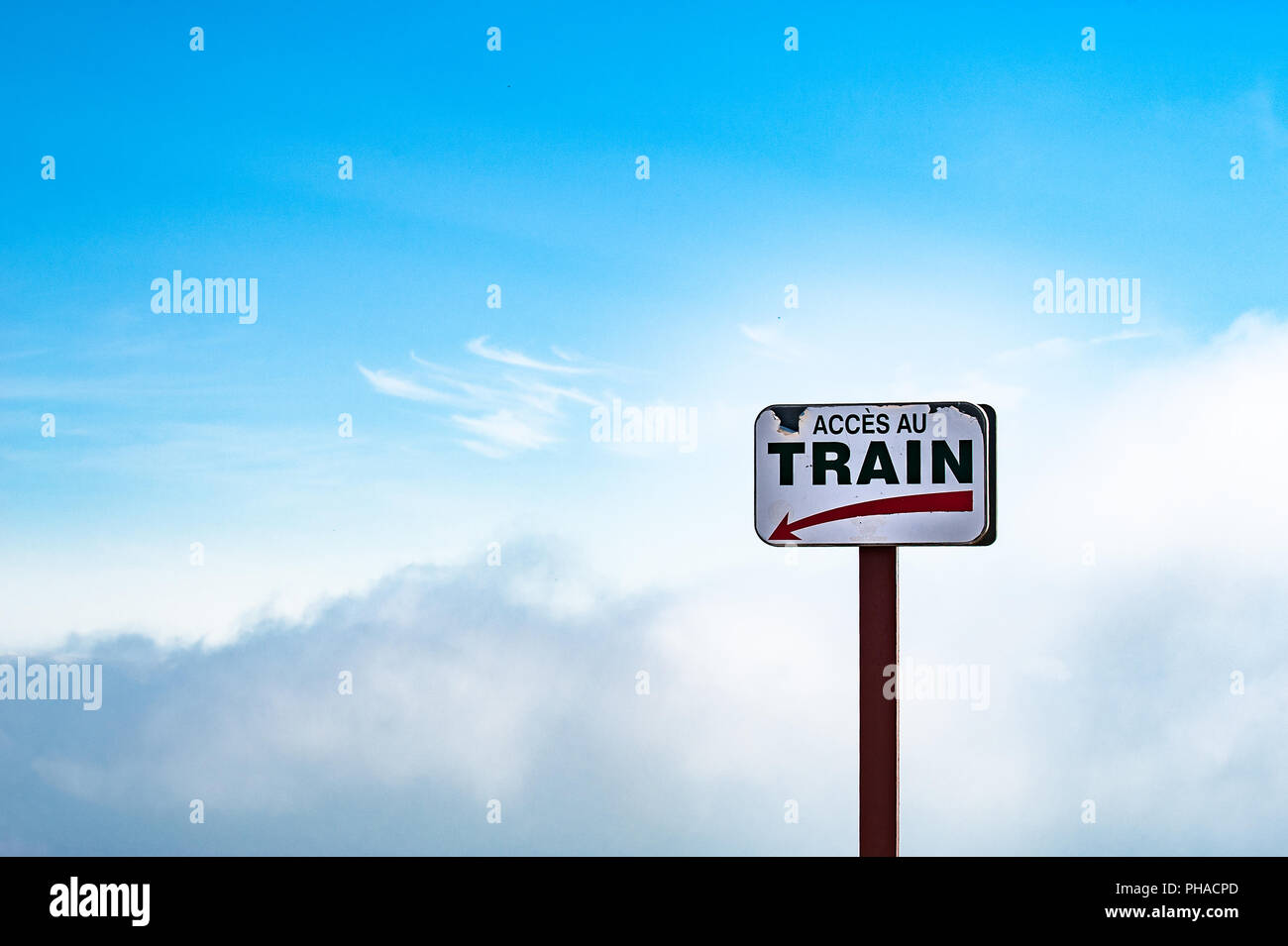 Travel Concept: französischen Zug Zeichen auf dem Hintergrund der blauen Himmel und weiße Puffy cloud. Kopieren Sie Platz. Stockfoto