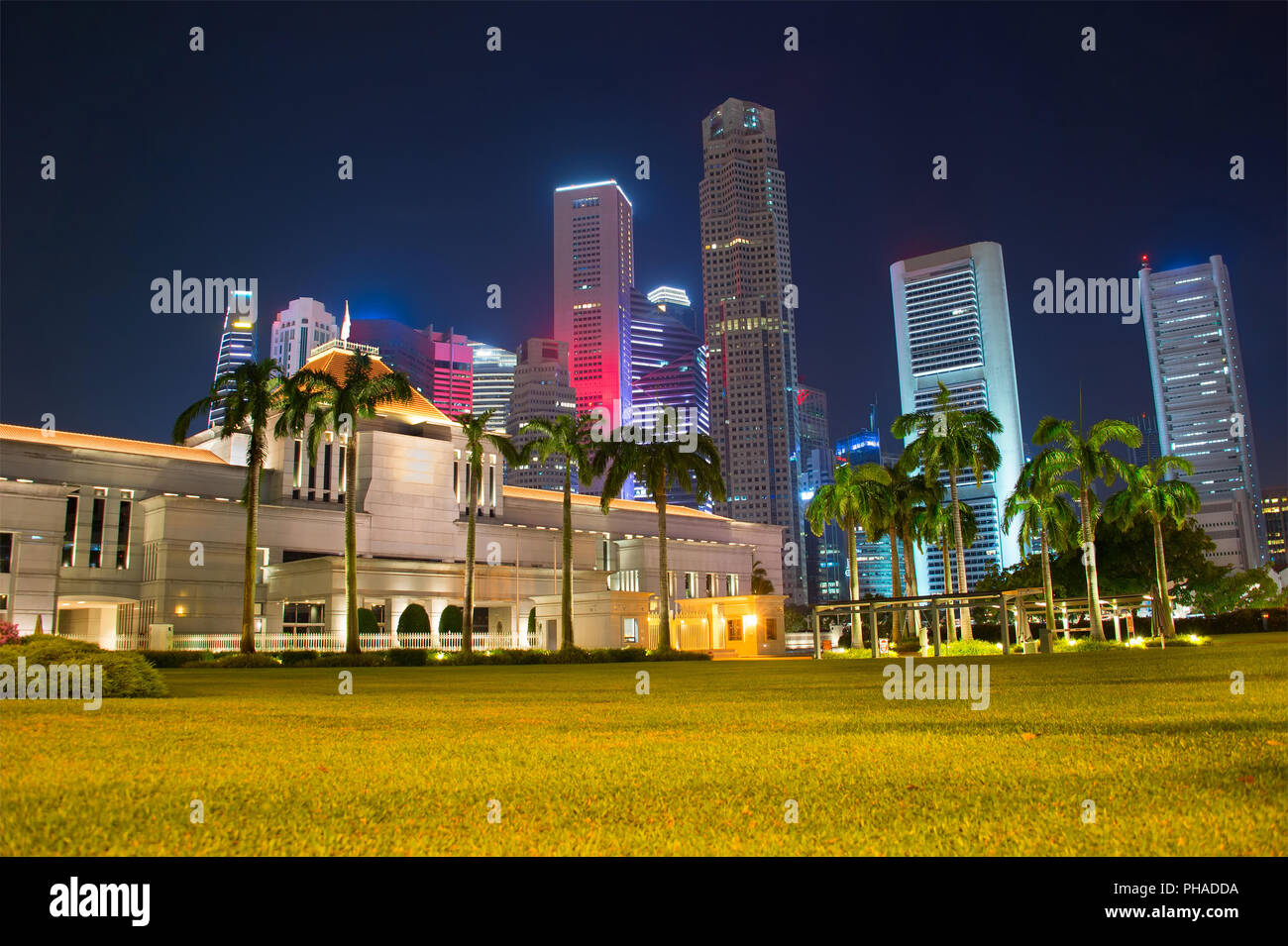 Singapur Parlamentsgebäude bei Nacht Stockfoto