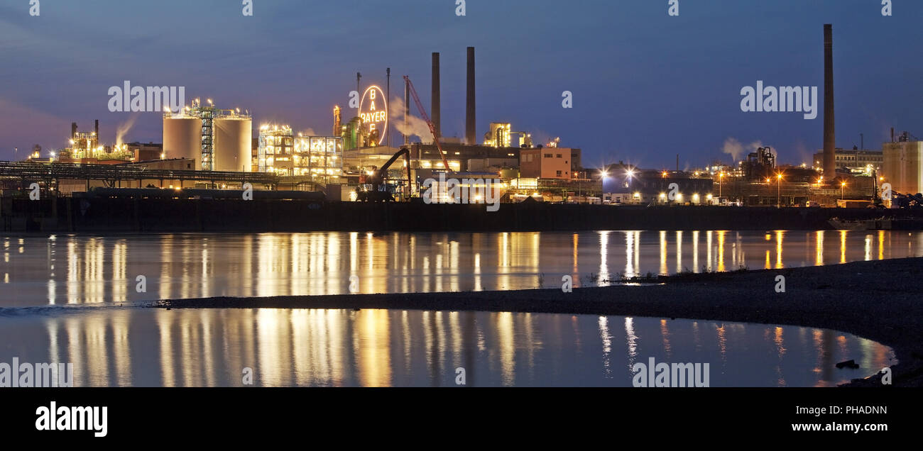 Bayer Kreuz in der Blauen Stunde, chemische Fabrik am Rhein, Leverkusen, Deutschland, Europa Stockfoto