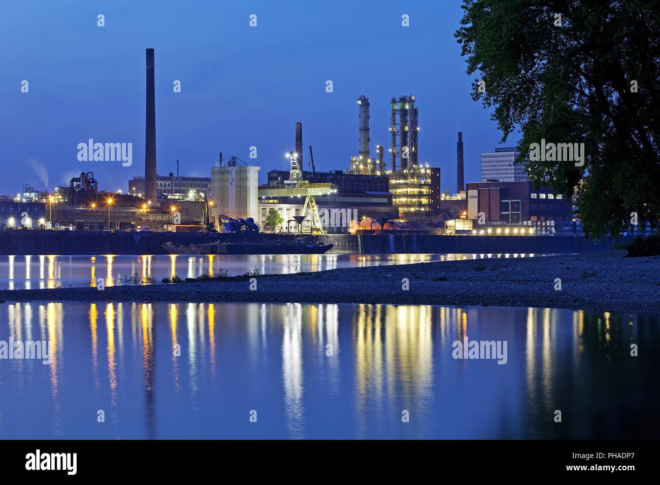 Bayer AG chemische Anlage am Rhein Ufer in der Blauen Stunde, Leverkusen, Deutschland, Europa Stockfoto