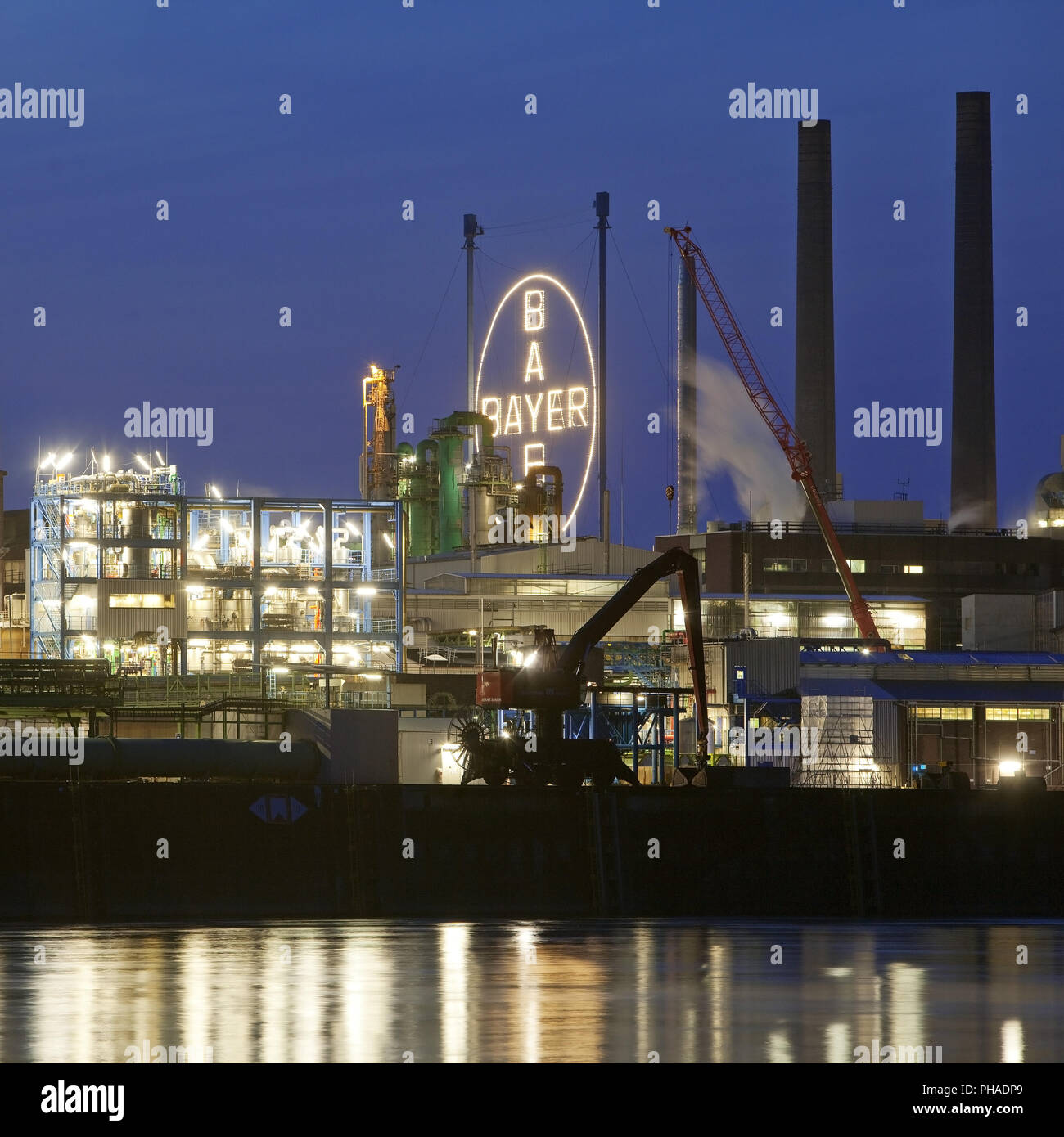 Bayer Kreuz in der Blauen Stunde, chemische Fabrik am Rhein, Leverkusen, Deutschland, Europa Stockfoto