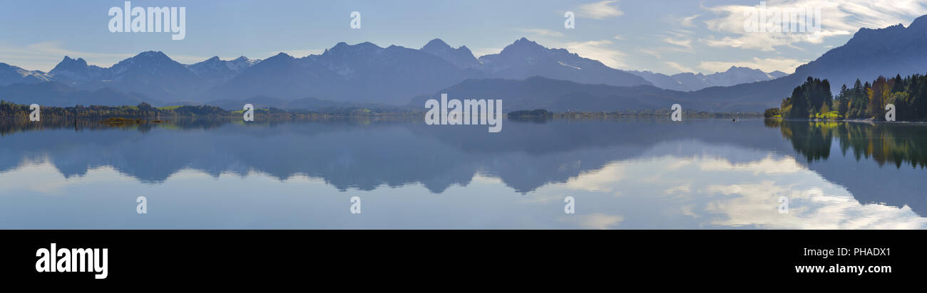 Perfekte Spiegelung der bayerischen Alpen Berge im See Stockfoto