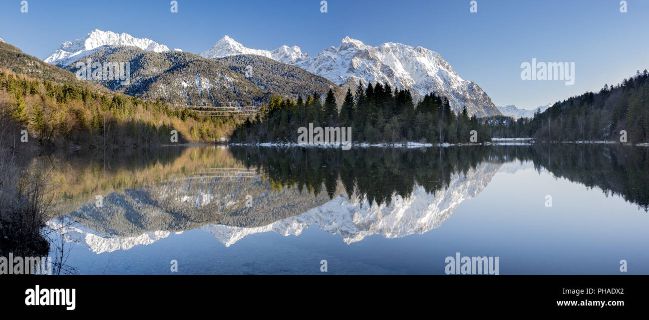 Perfekte Spiegelung der bayerischen Alpen Berge im See Stockfoto