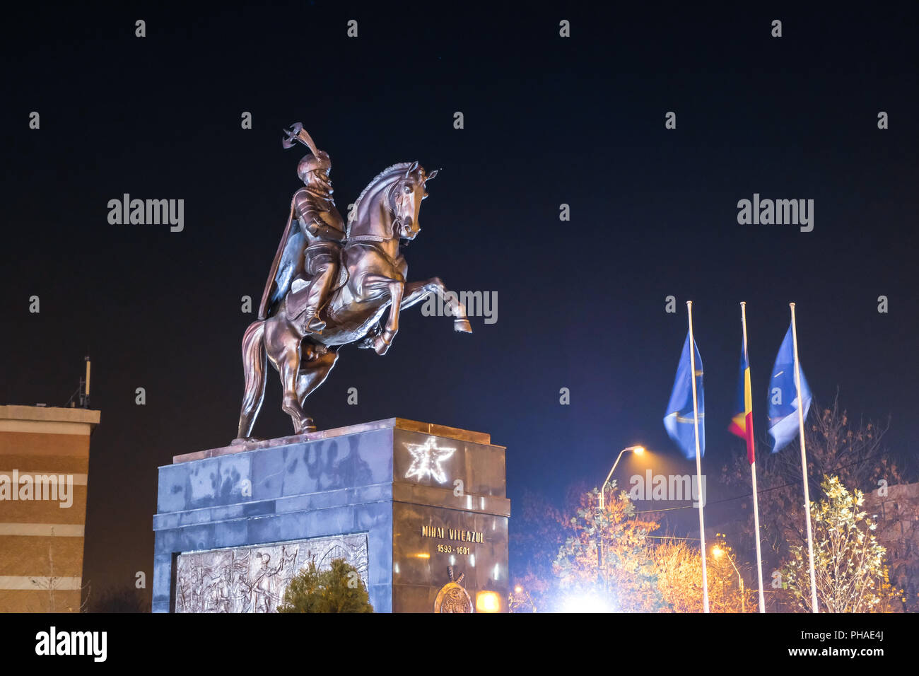 Bukarest, Rumänien bis 22. Dezember 2017: Die Statue von Michael der Tapfere bei Nacht beleuchtet, in der Nähe von AFI Palastes Cotroceni Mall. Stockfoto