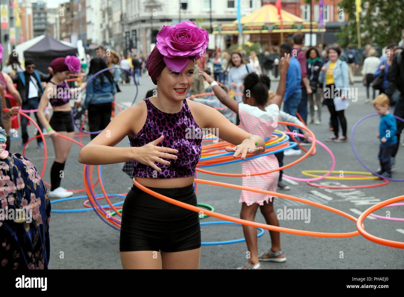 Frau Teenager Kinder fancy dress Hula Hoop Menschen Hoola Reifen Übung auf Smithfield 150 Street Party 2018. August in London England Großbritannien KATHY DEWITT Stockfoto