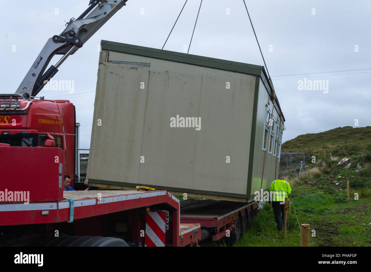 Temporäres Ankurbeln auf einen Flachbett-Anhänger. Stockfoto