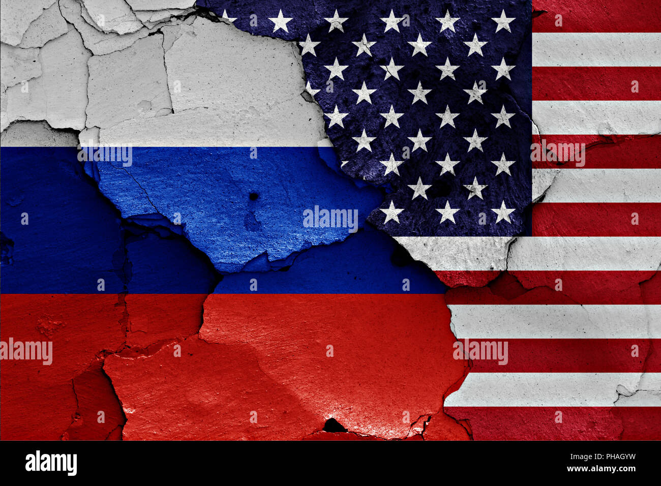 Flagge von Russland und USA malte auf Risse an der Wand Stockfoto