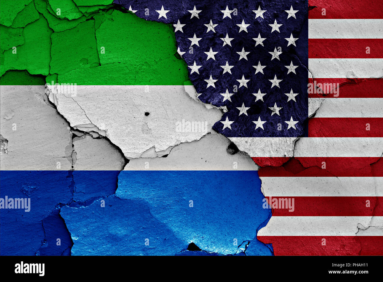 Flagge von Sierra Leone und USA malte auf Risse an der Wand Stockfoto