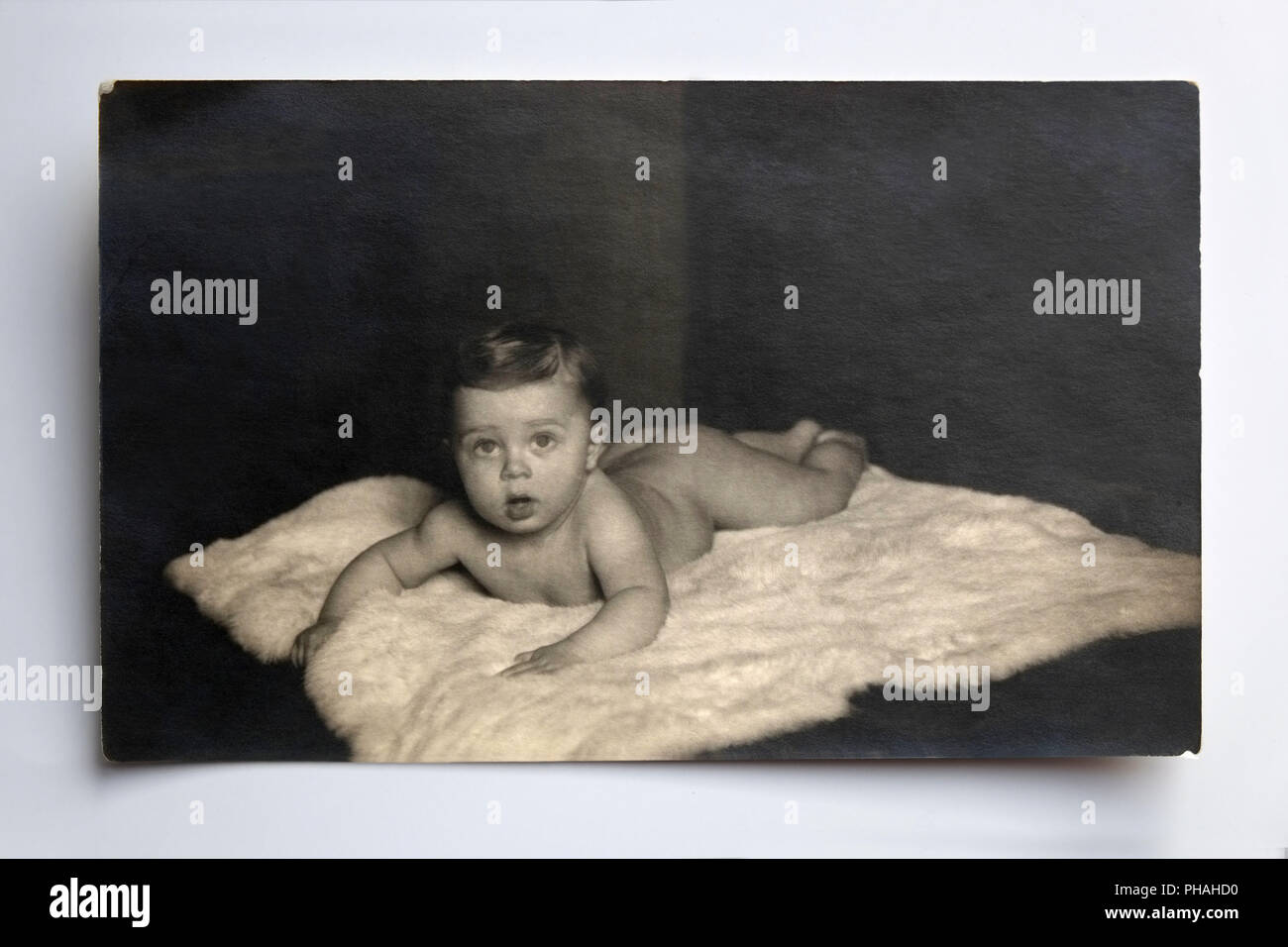 Baby auf einer Polar bear Fell, um 1920 Stockfoto