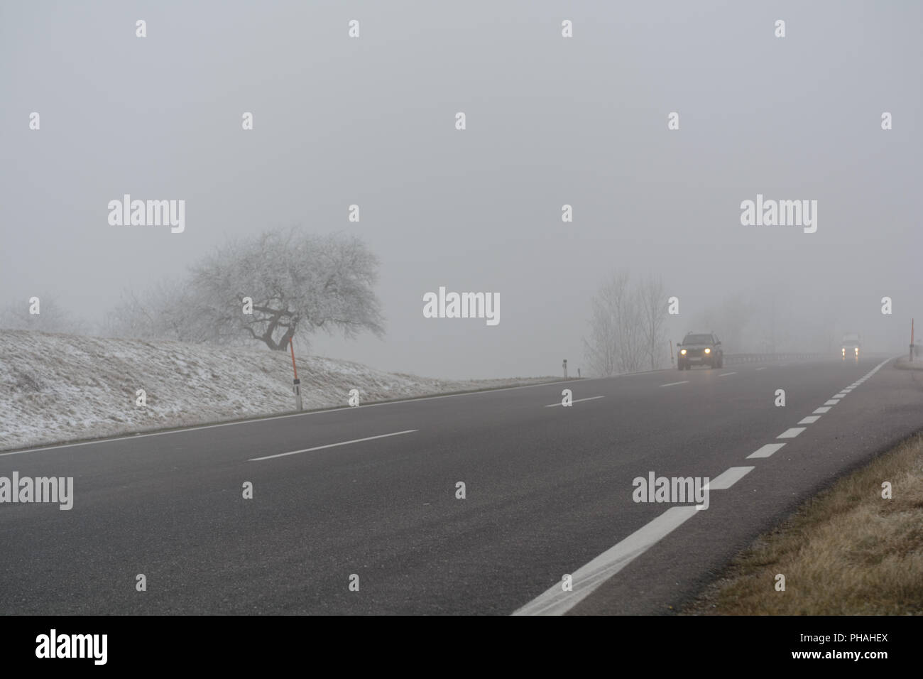 Straßenverkehr in Nebel und rutschiger Fahrbahn Stockfoto