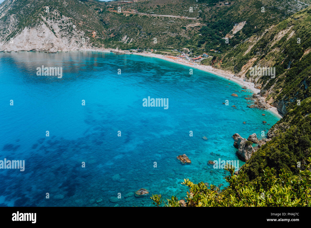 Myrtos Beach. Klar azurblauen Meer Wasser in einer wunderschönen Bucht. Bevorzugten touristischen Besuch in der Destination im Sommer auf der Insel Kefalonia, Griechenland, Europa Stockfoto