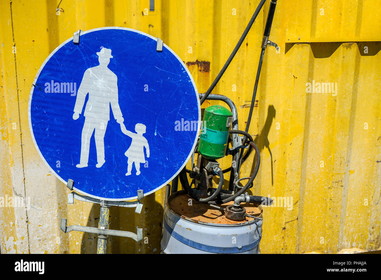 Blaue und weiße Hinweisschild mit Mann und Kind Stockfoto