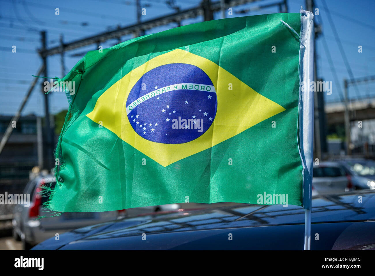 Brasilien Flagge auf dem Auto full frame in Wind montiert Stockfoto