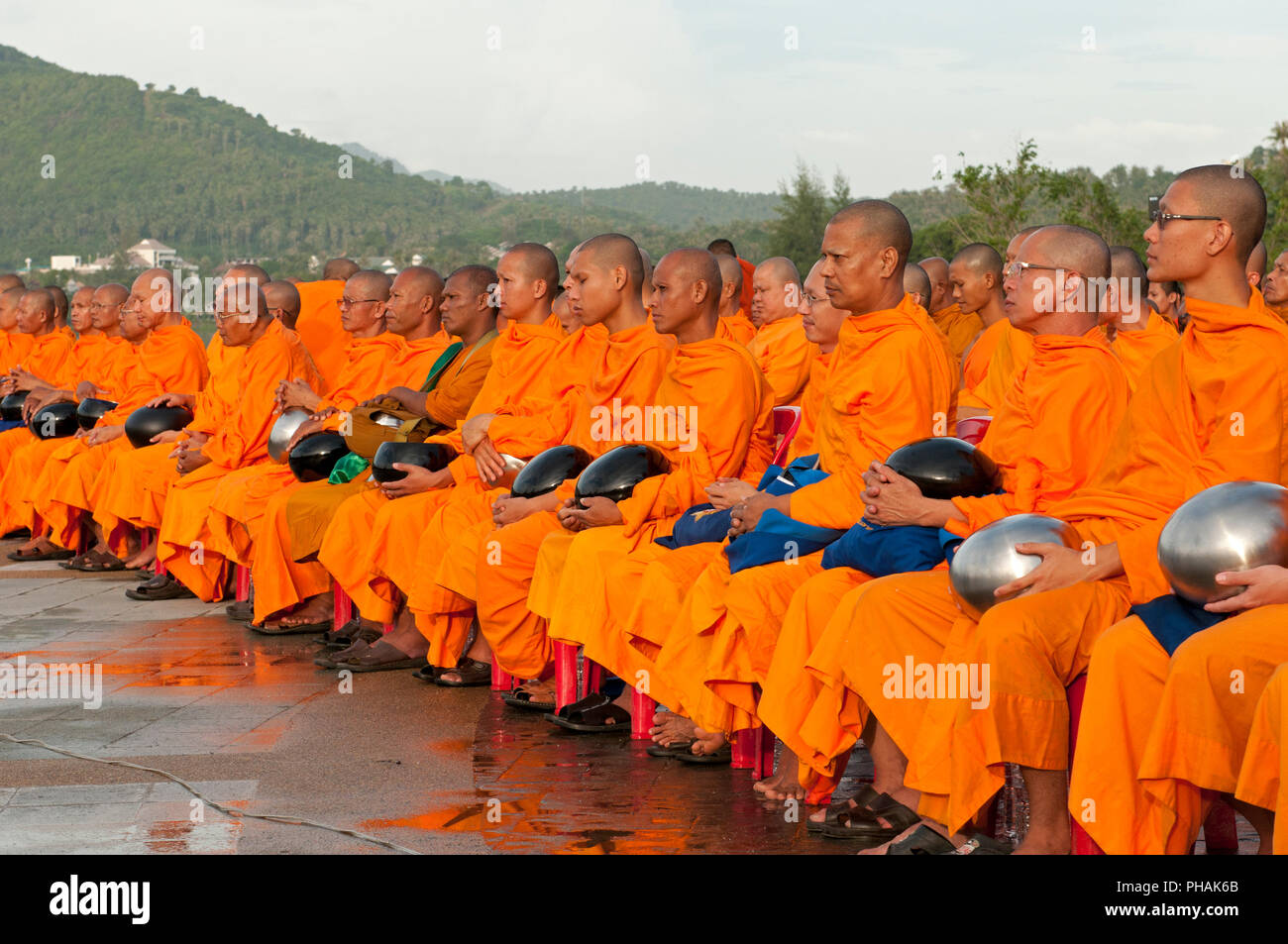 Treffen der Mönche für das neue Jahr in Koh Samui - mit Almosen - Schüssel - Thailand Réunion de moines à Koh Samui - avec Bol à aumône Thaïlande Stockfoto