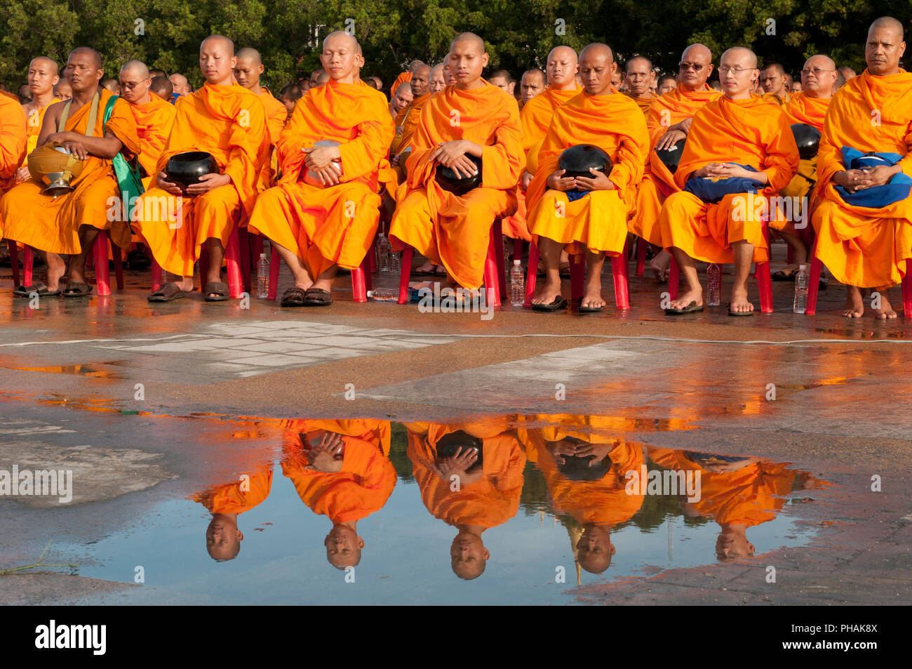Treffen der Mönche für das neue Jahr auf Koh Samui - Thailand - reflektierende Réunion de moines à Koh Samui - thaïlande - Reflets Stockfoto