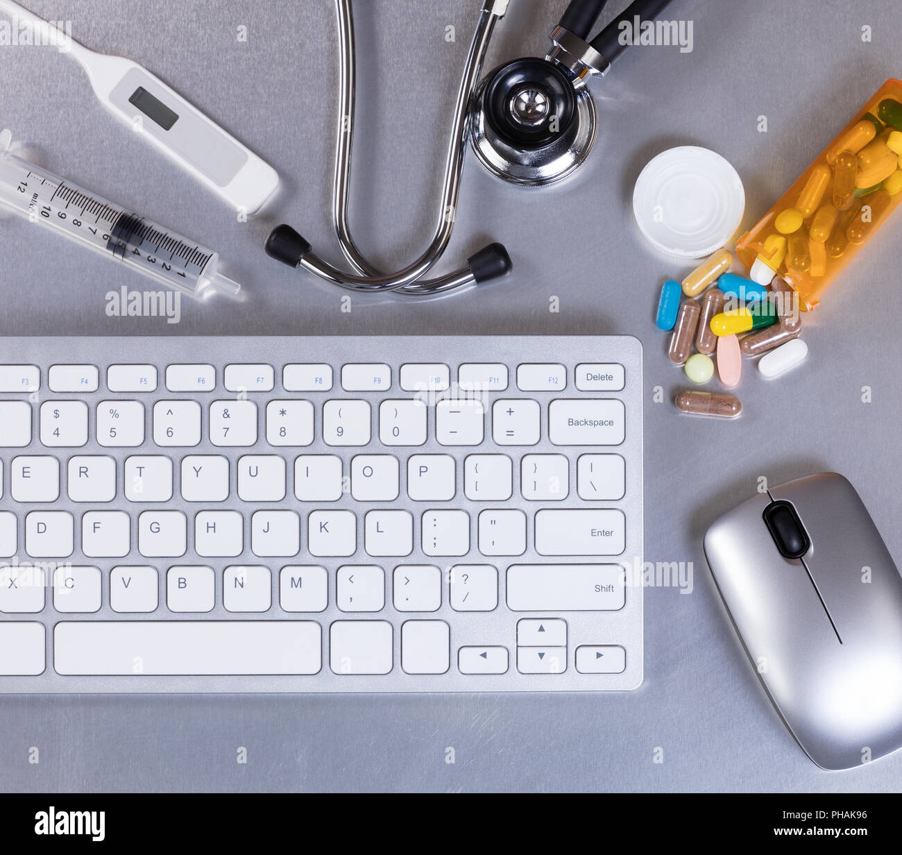 Edelstahl Desktop mit Arzt- und EDV-Technik Stockfoto