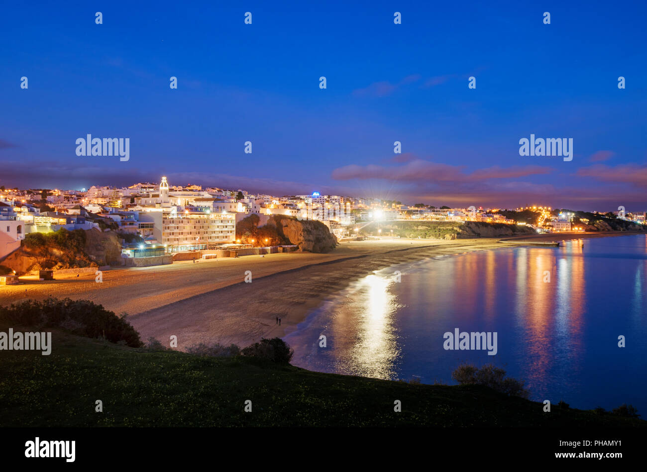 Der Strand von Albufeira in der Nacht. Algarve, Portugal Stockfoto