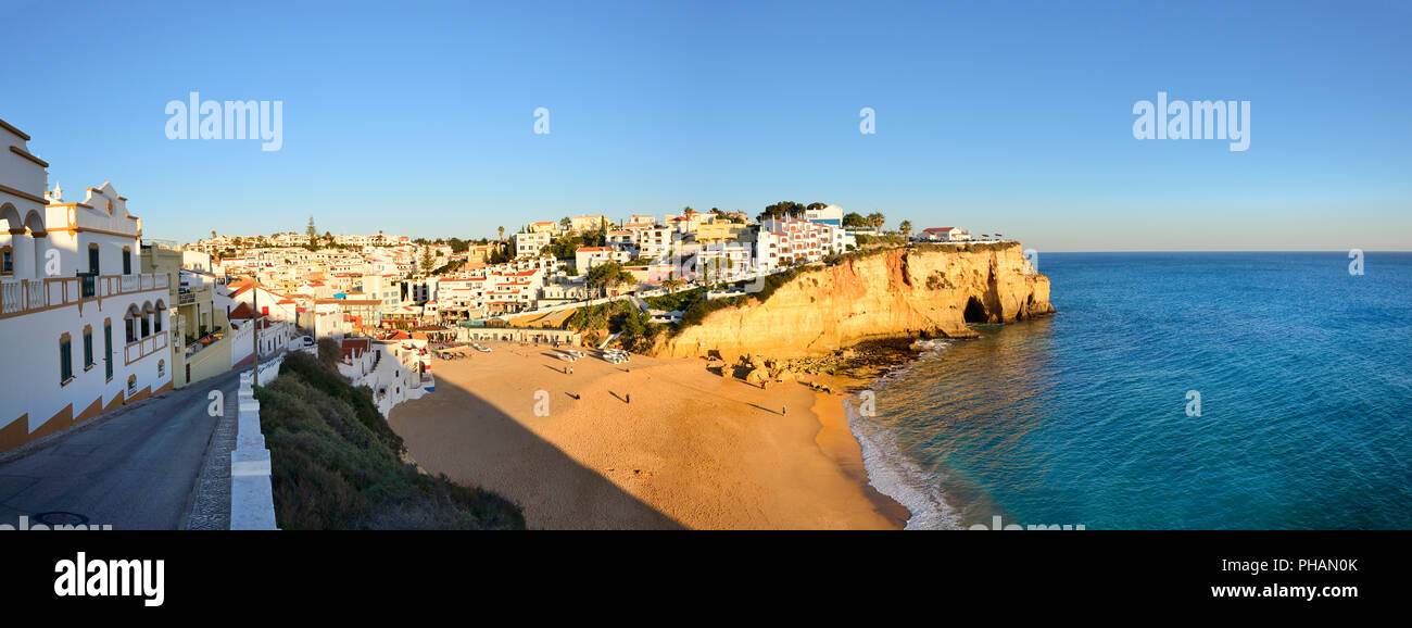 Der Strand und das Dorf Carvoeiro. Lagoa, Algarve, Portugal Stockfoto