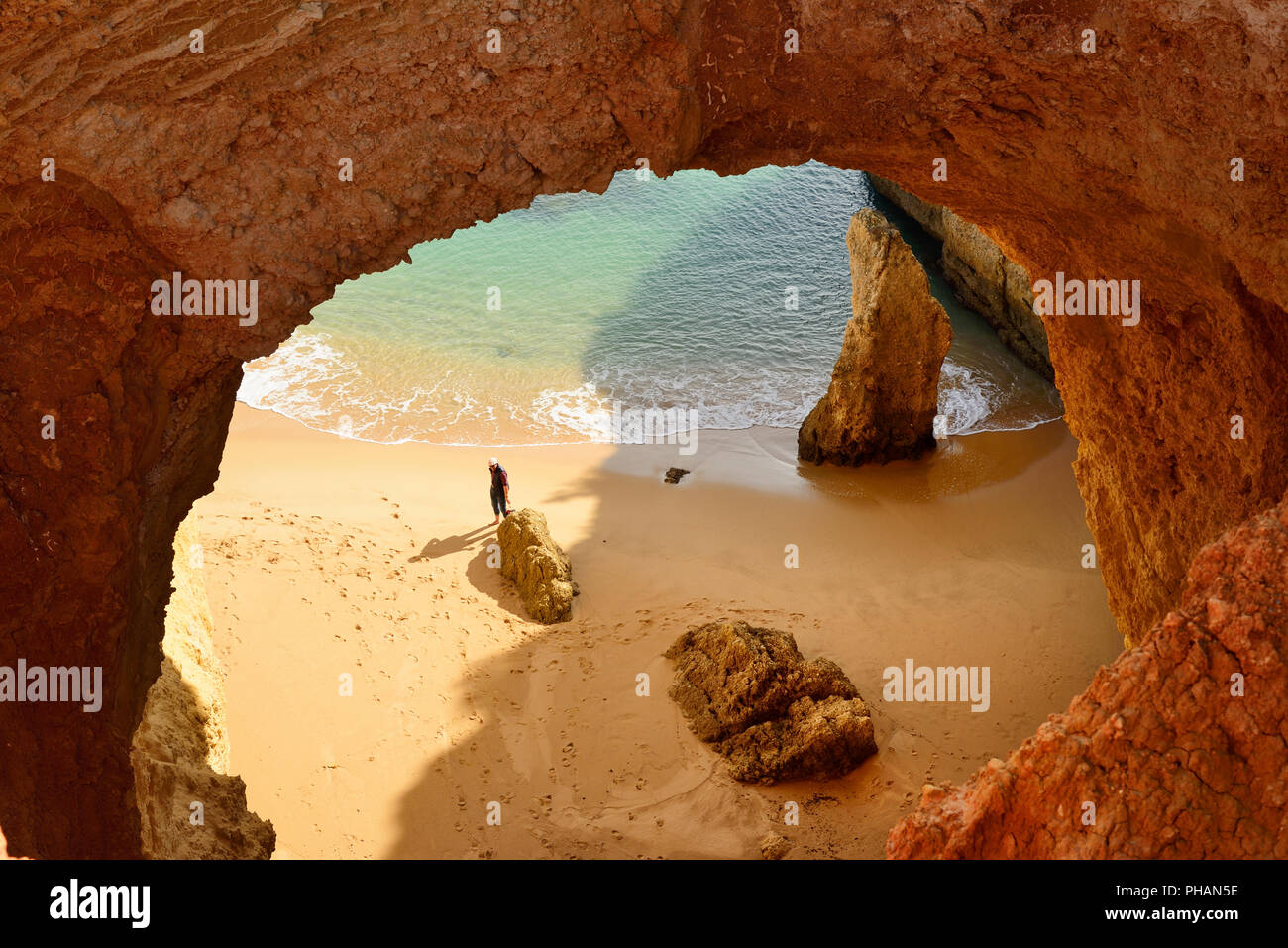 Die Grotten von Praia do Alemão Alemão (Strand), Portimão. Algarve, Portugal Stockfoto