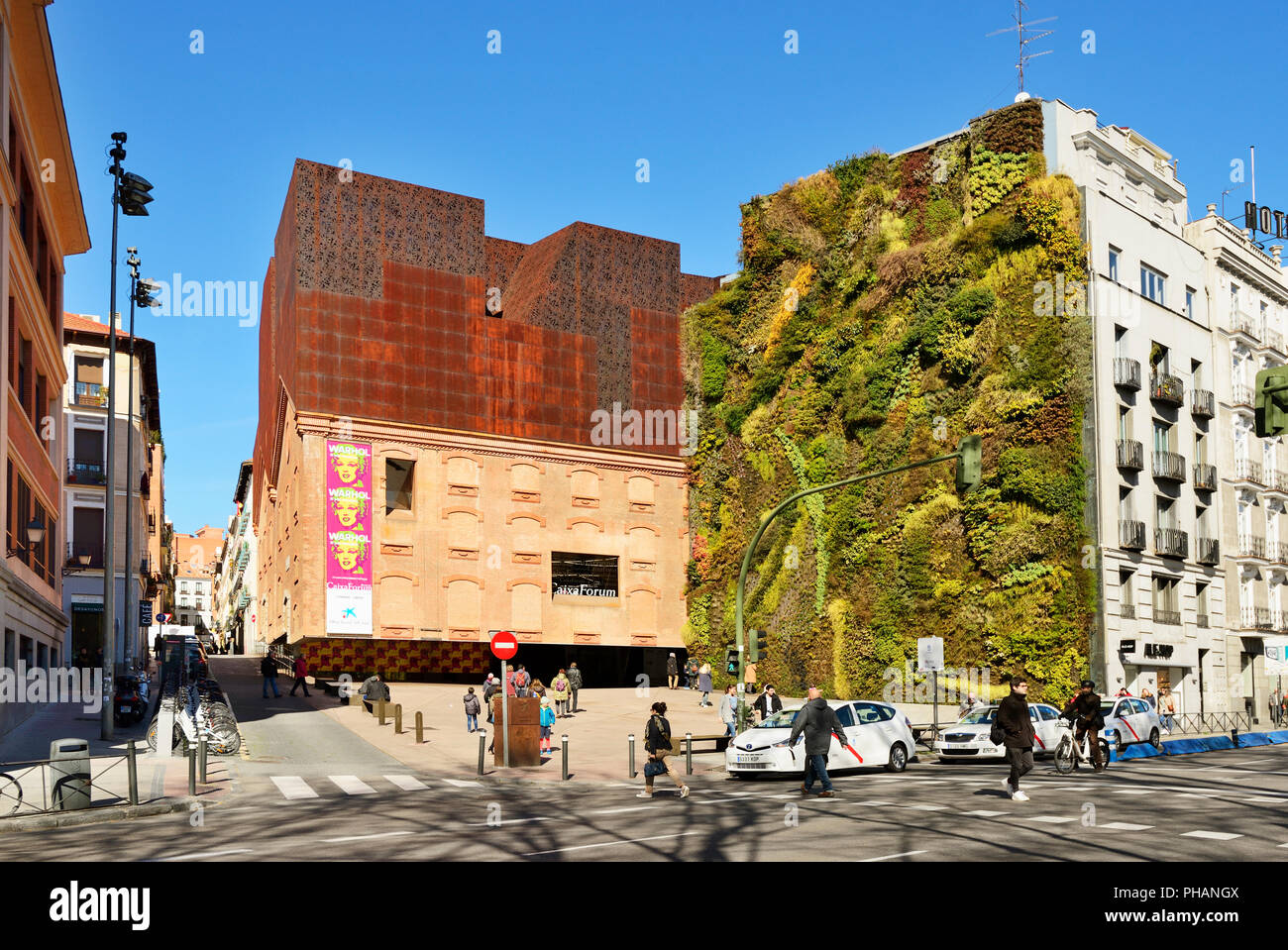 CaixaForum Art Center, Ehemalige elektrische Power Station transformiert durch Herzog und de Meuron Architekten, Paseo del Prado. Madrid, Spanien Stockfoto
