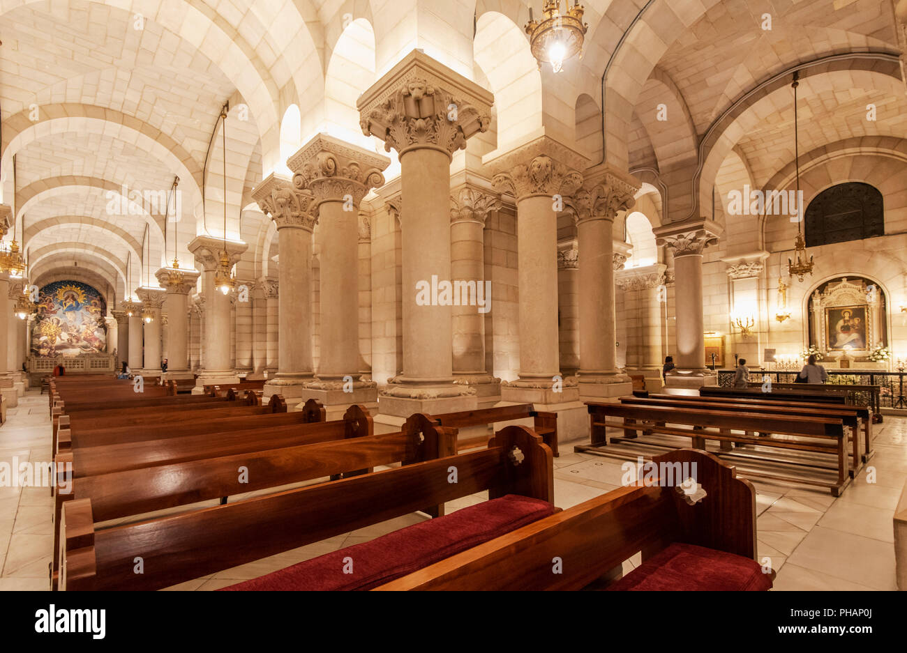 Die Krypta der 400 Säulen, unter die Almudena Kathedrale. Madrid, Spanien Stockfoto