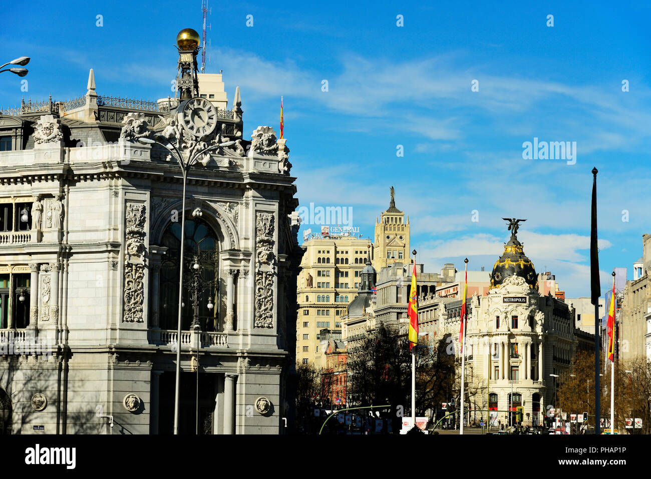 Architektur in Madrid mit dem Metropolis Gebäude von der Plaza de Cibeles in Madrid gesehen. Spanien Stockfoto