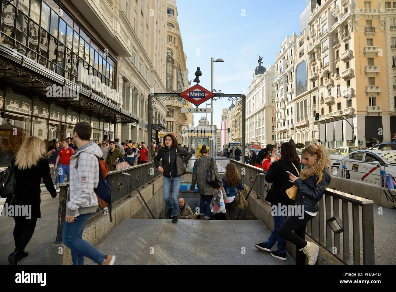 Gran Via, Downtown Hauptstraße mit Gebäuden aus dem frühen 20. Jahrhundert und der Metrostation Gran Via entfernt. Madrid, Spanien Stockfoto