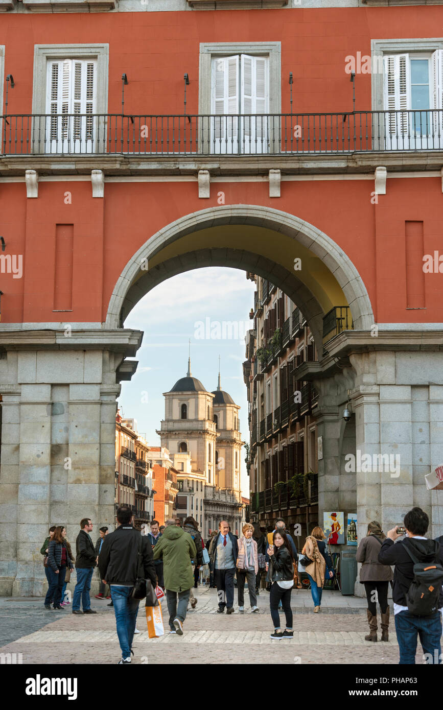 Tor zum Plaza Mayor mit Blick auf die Calle de Toledo und San Isidro Kirche, Madrid. Spanien Stockfoto