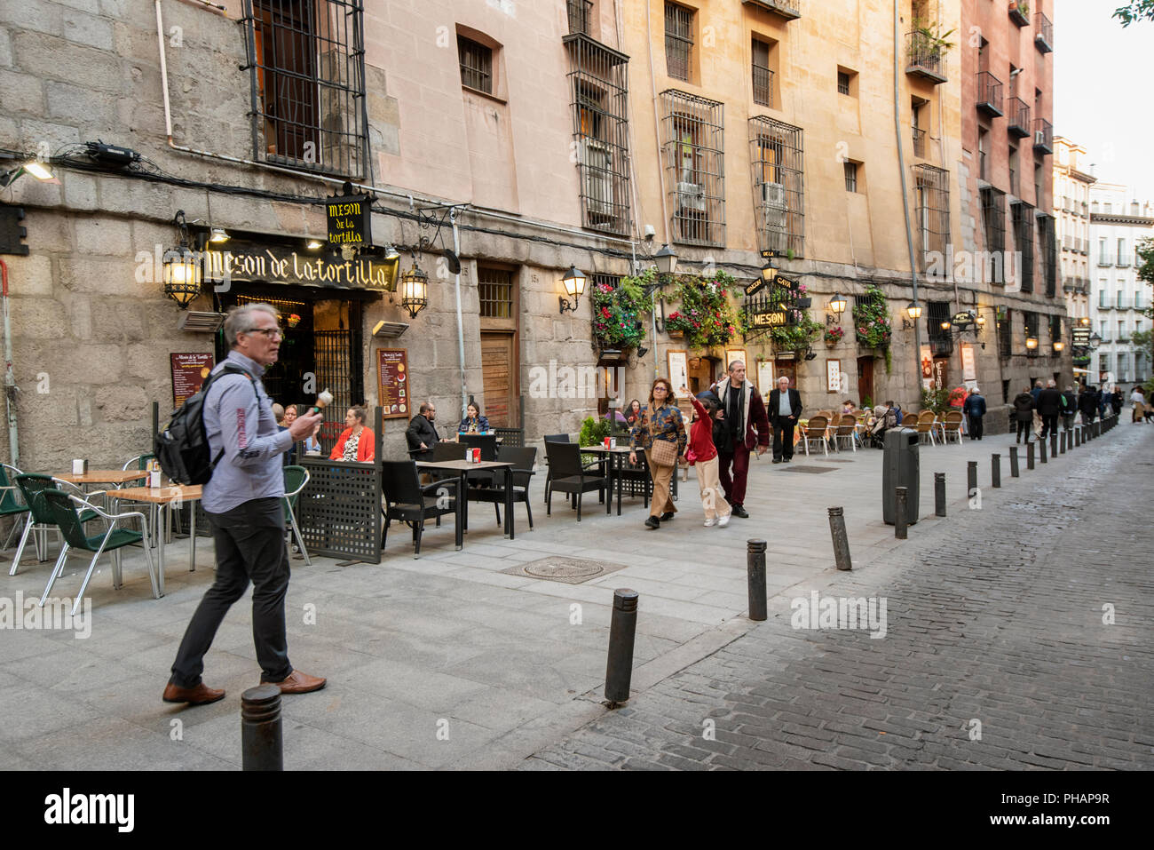 Calle Cava de San Miguel am Abend, wo man viele Restaurants finden kann. Madrid, Spanien Stockfoto