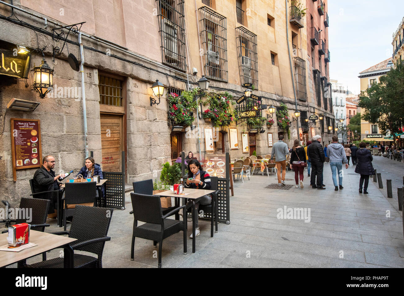 Calle Cava de San Miguel am Abend, wo man viele Restaurants finden kann. Madrid, Spanien Stockfoto