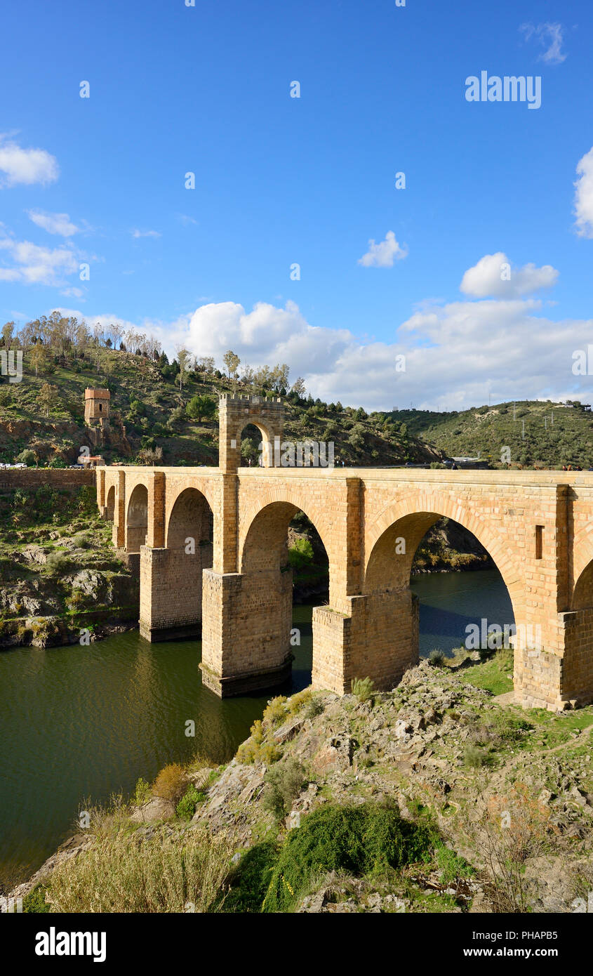 Die römische Brücke von Alcantara (die Trajan Brücke) ist ein Steinbogen Brücke über den Tejo bei Alcantara in 106 AD gebaut durch einen Auftrag der Römischen empe Stockfoto