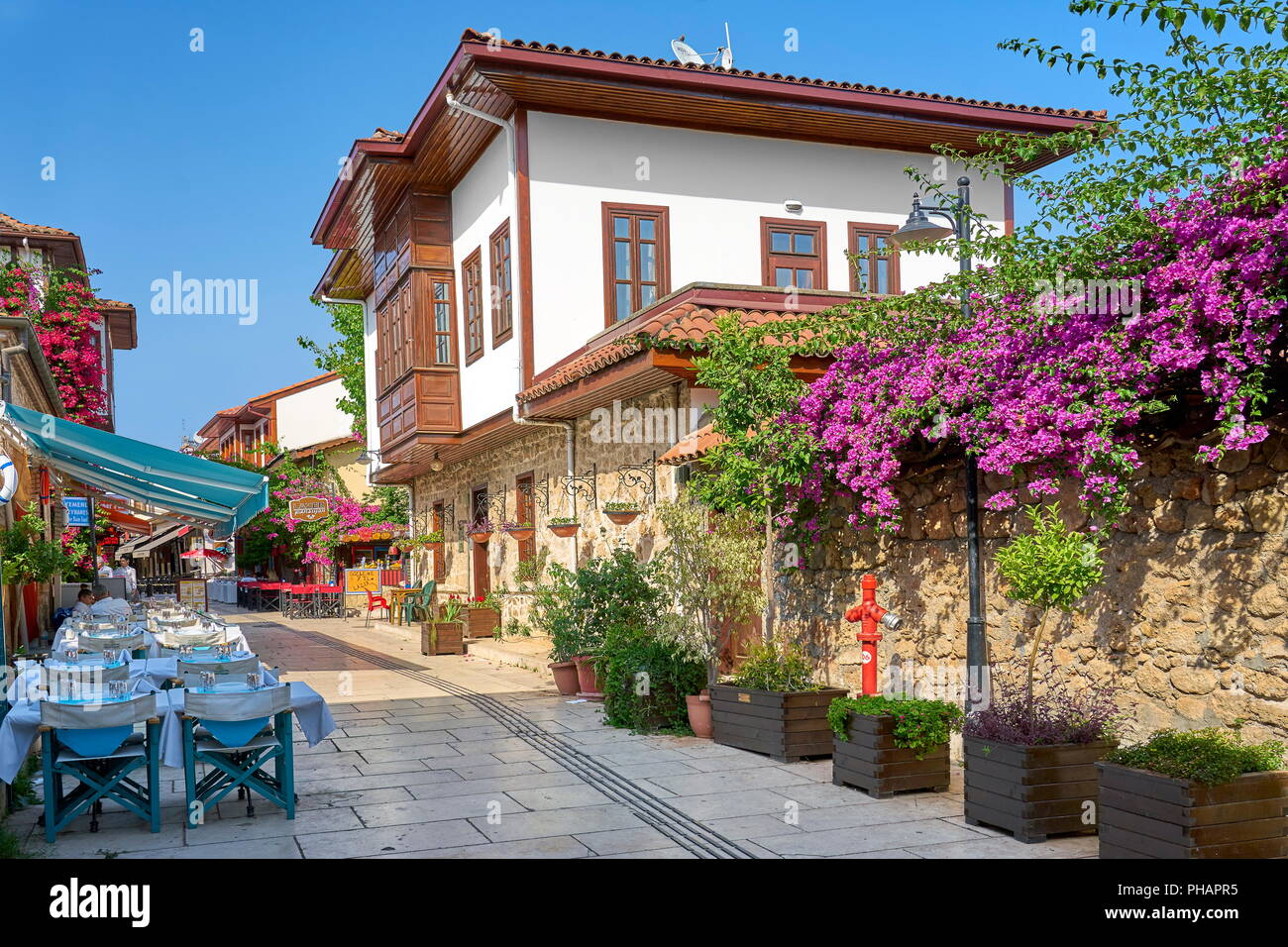 Blühende Blumen auf Straßen der Altstadt Kaleici, Antalya, Türkei Stockfoto