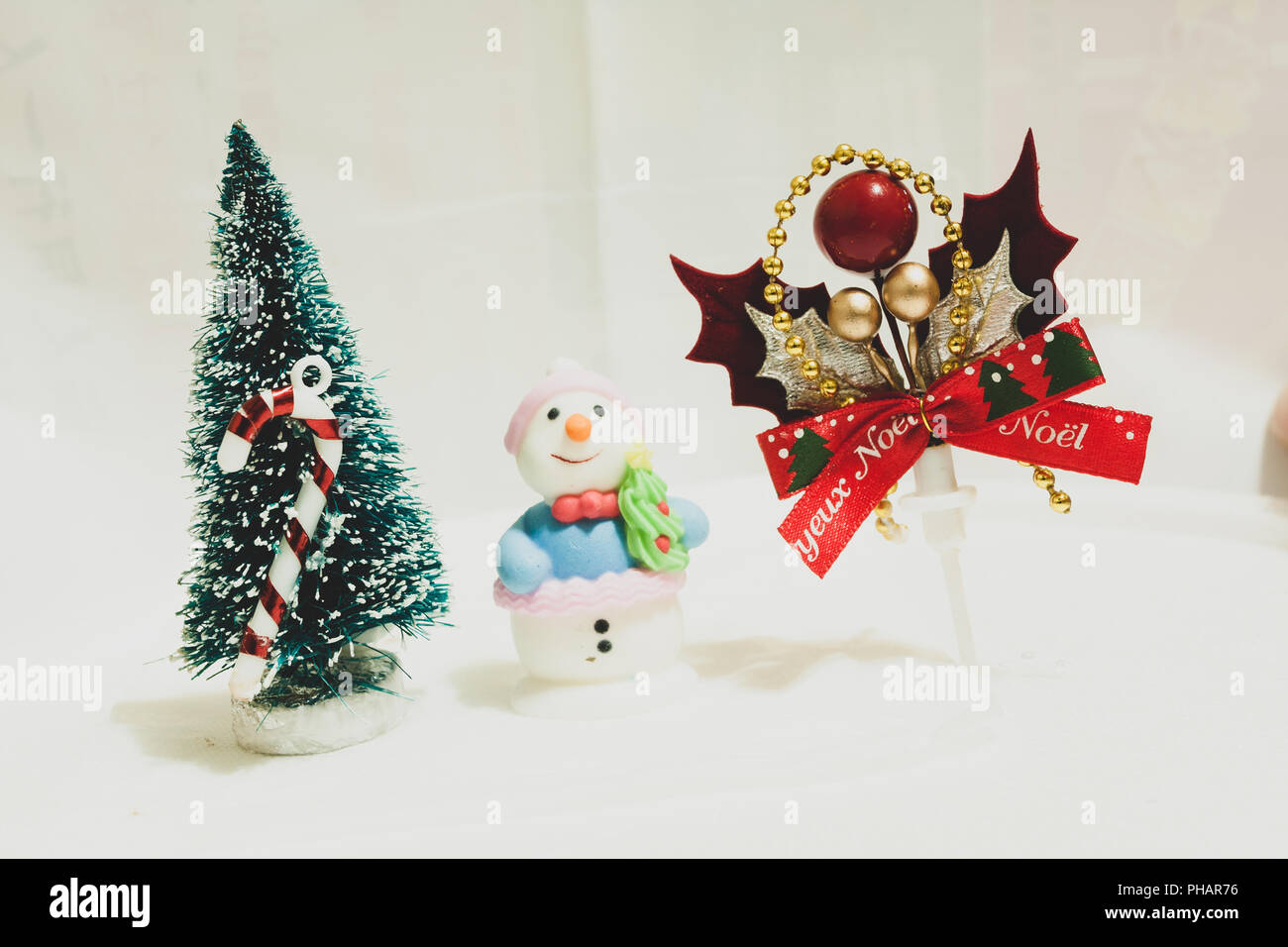 Christmas Cake toppers, mini Ornamente, holiday Tree, süße Schneemann; Beeren, Blätter und Bug Kranz. Vintage Farben Stockfoto