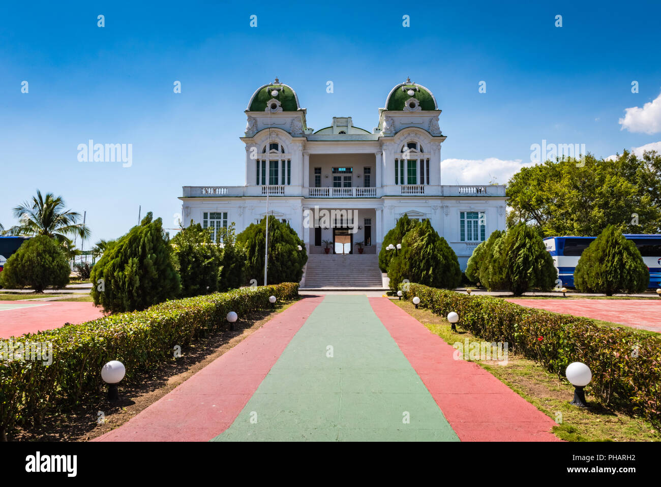 Cienfuegos, Kuba / 15. März 2016: Der Club Cienfuegos verfügt über ein Restaurant, eine Bar, einen Pool, einen Yachtclub und Tennisplätze. Stockfoto