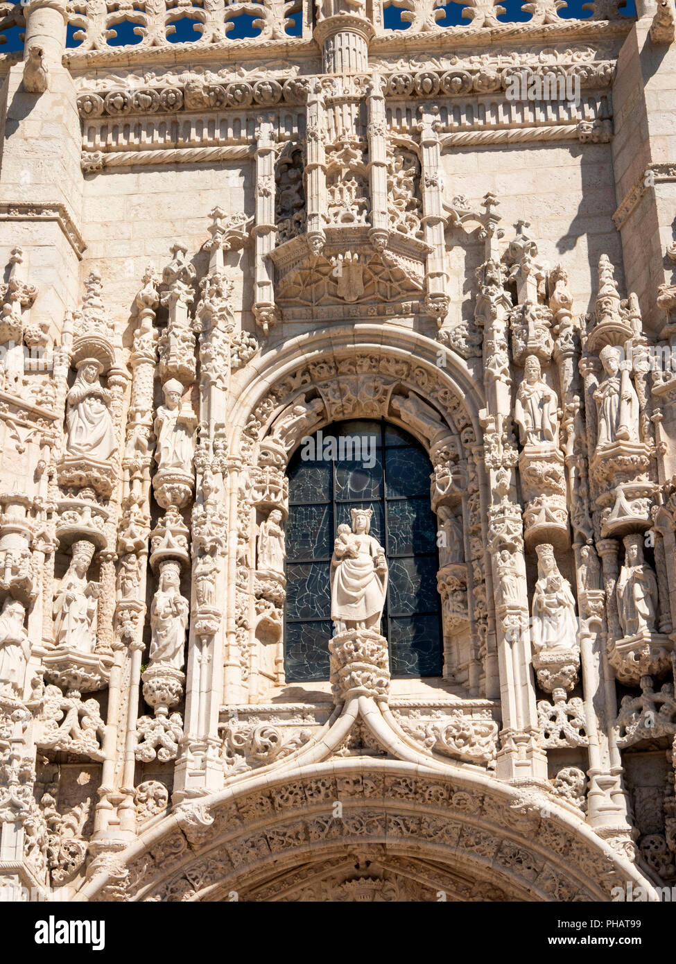 Portugal, Lissabon, Belem, Monastario dos Jeronimos, Statuen von Heiligen um reich verzierte Tür des Klosters Stockfoto