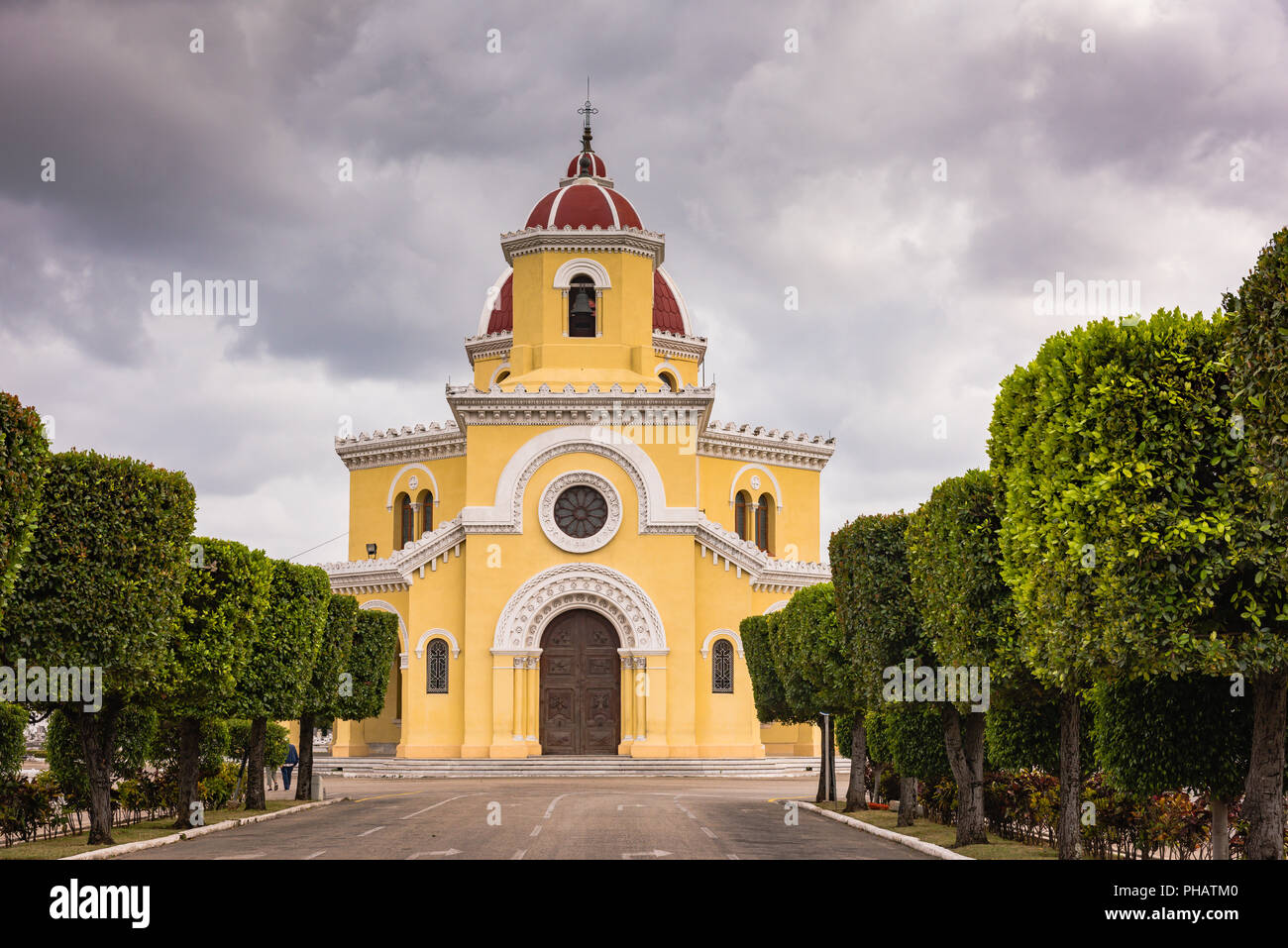 Gelbe Kirche mit Kuppel und Turm in der Nekropole Cristobal Colon in Havanna, Kuba. Stockfoto