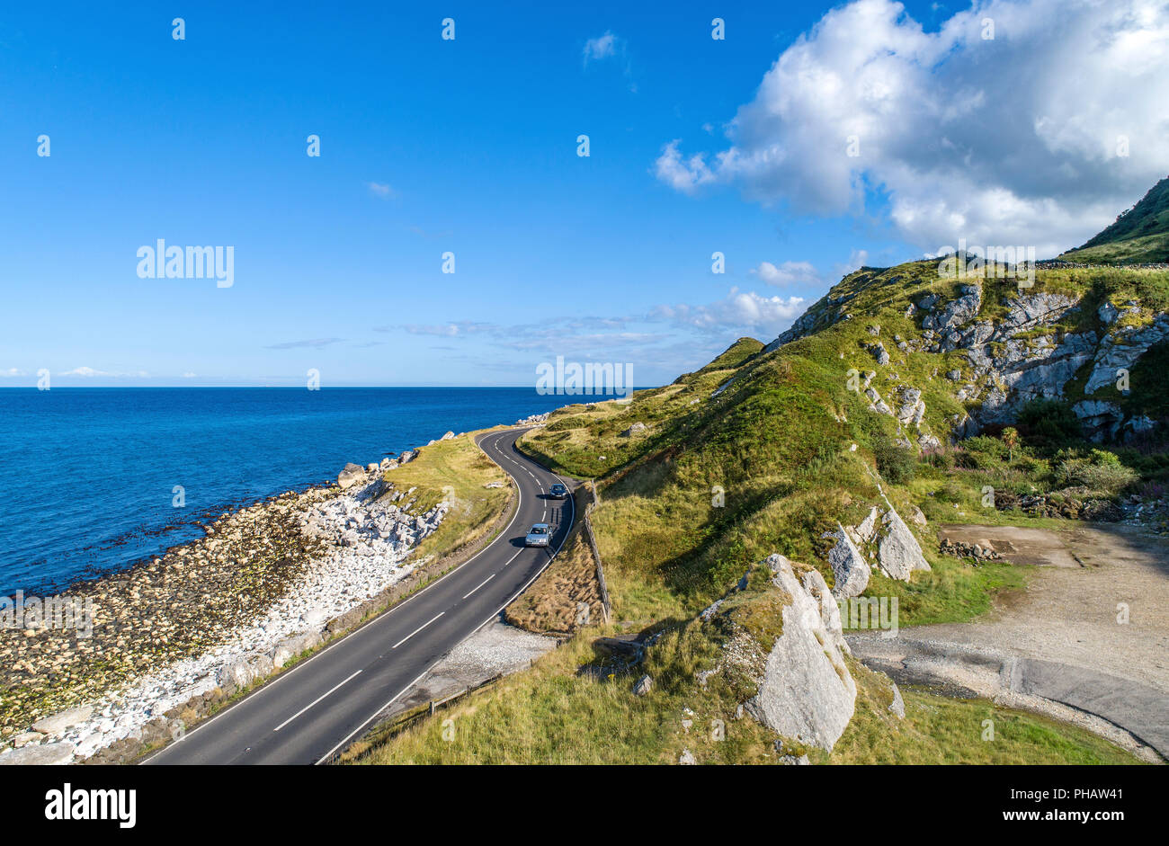 Causeway Coastal Route mit Autos, alias Antrim Küstenstraße auf der östlichen Küste von Nordirland, Großbritannien. Stockfoto