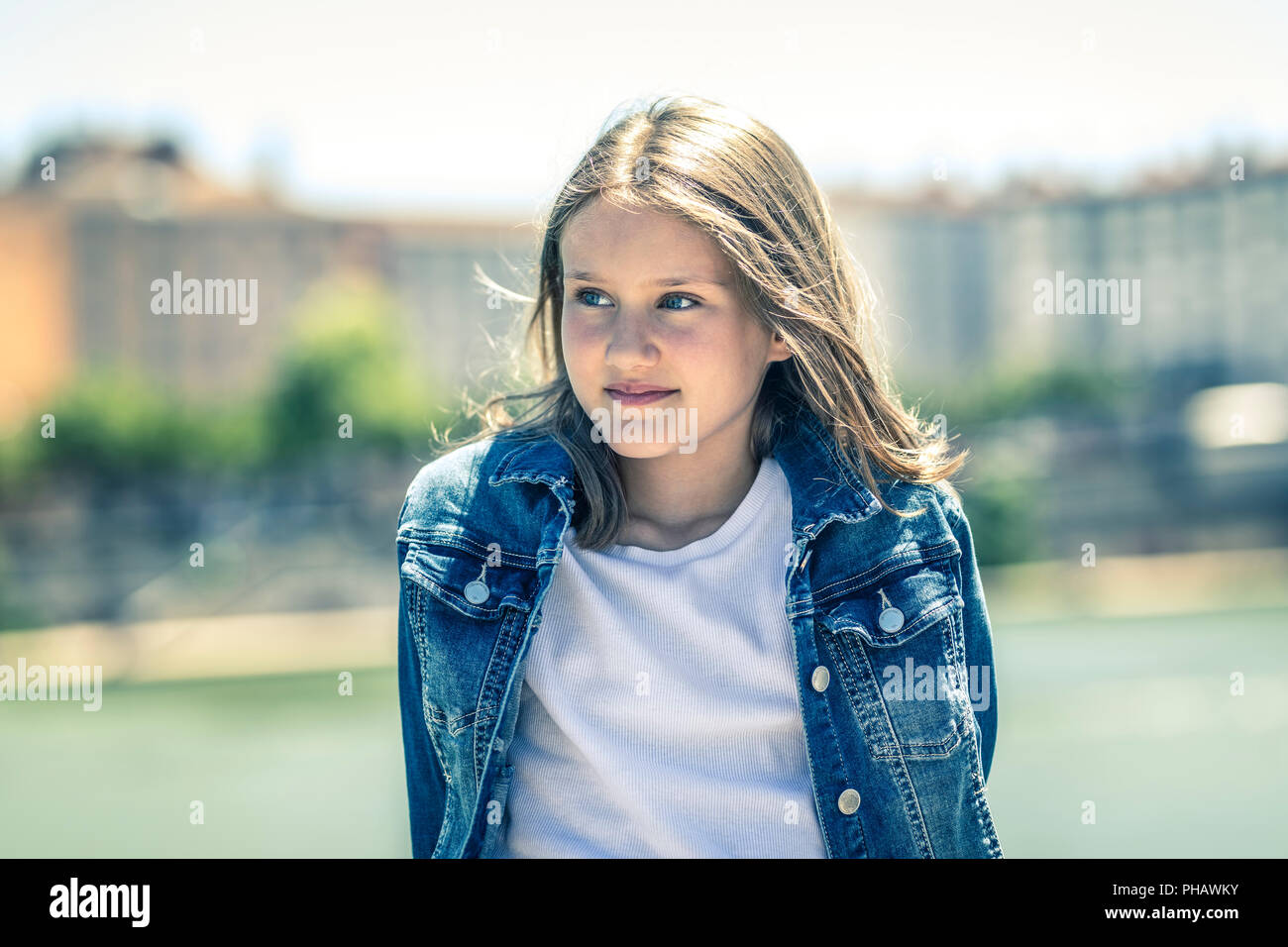 Outdoor Portrait Von Jungen Madchen 10 11 Jahre Alt Stockfotografie Alamy