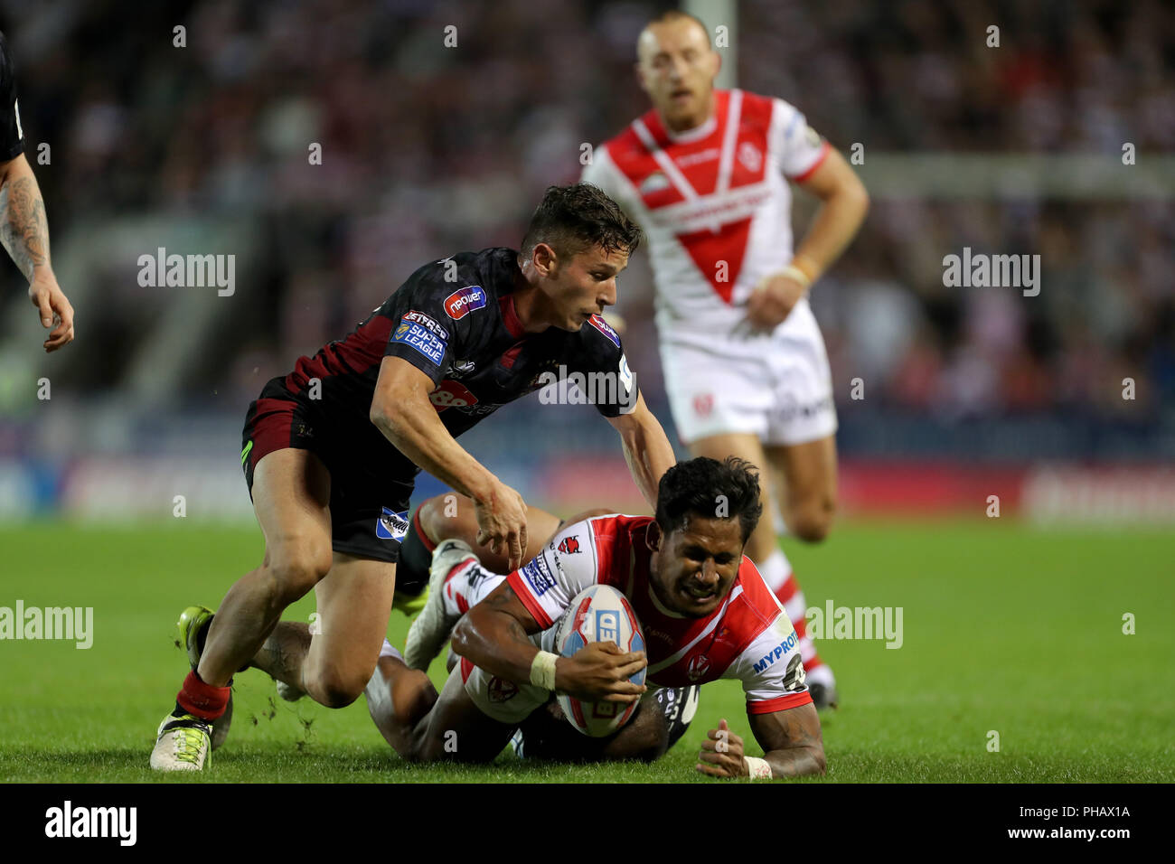 Saint Helens Ben Barba ist während der Betfred Super League Match an der völlig Gottlosen Stadion, St Helens angegangen. Stockfoto