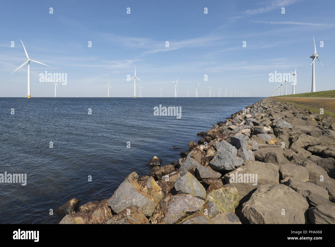 Windpark im Wasser und an Land Stockfoto