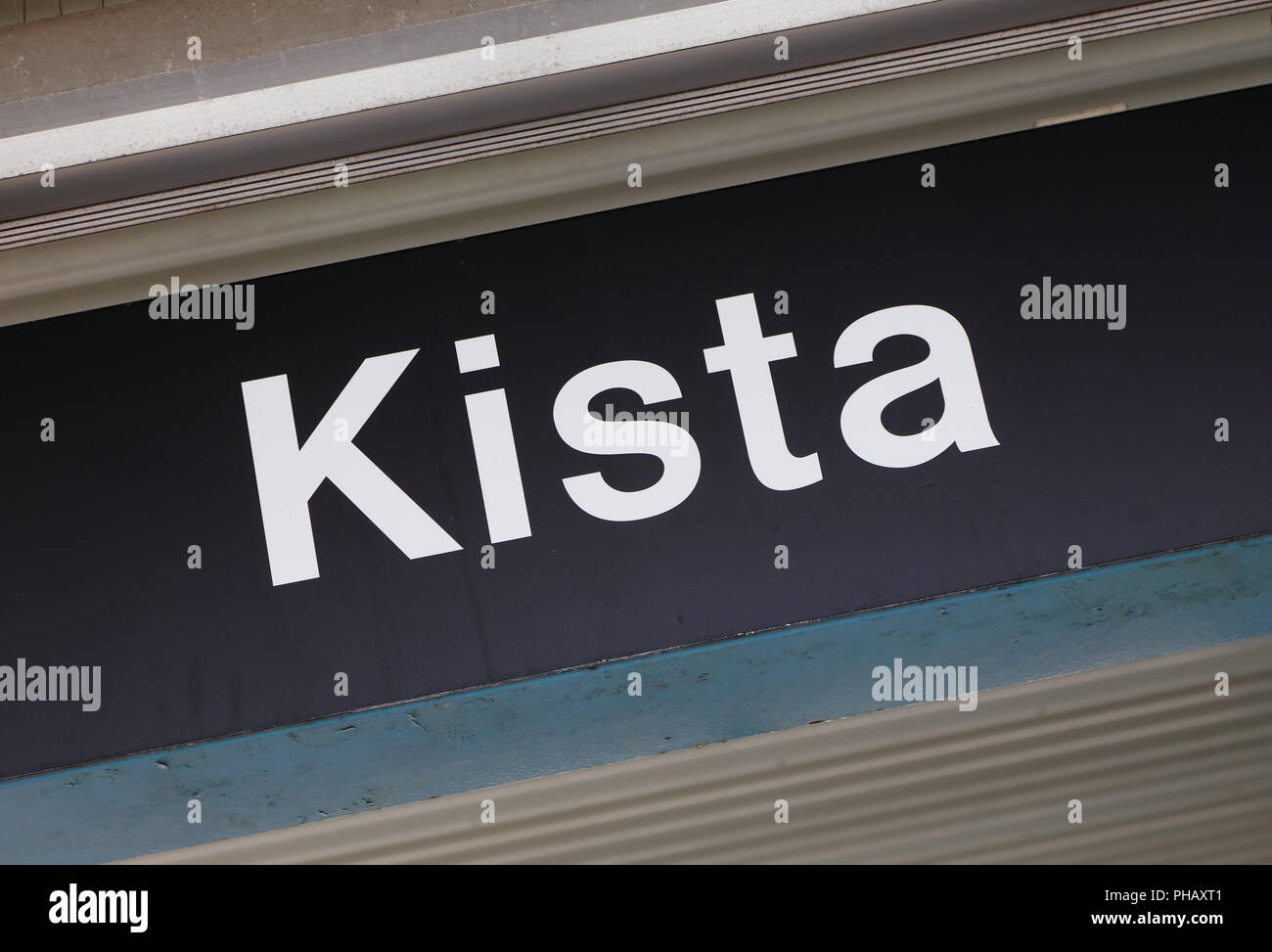 Nahaufnahme der Stockholmer U-Bahn station name sign Kista in der Vorstadt Bezirk den Namen teilen. Stockfoto