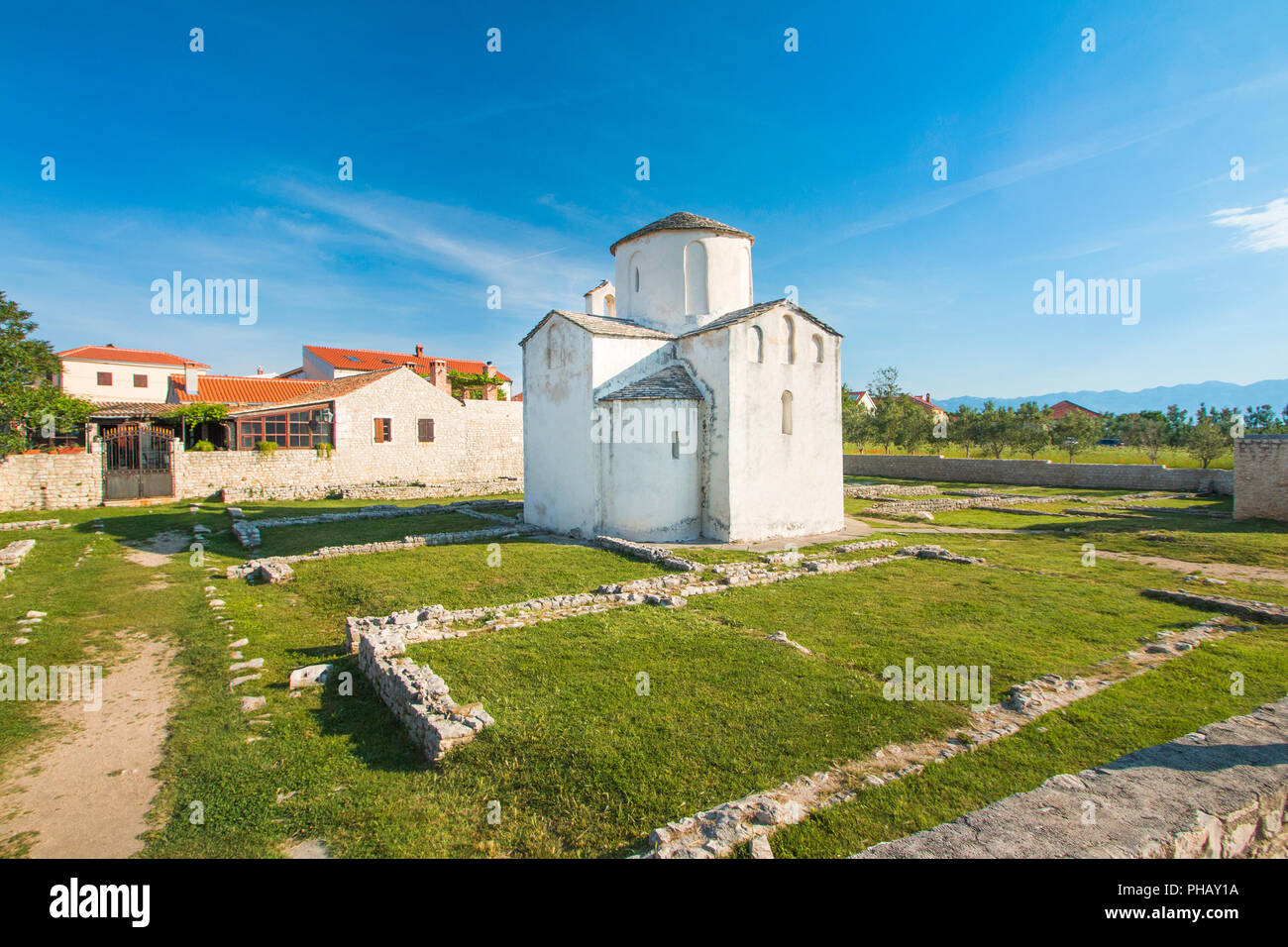 Die mittelalterliche Kirche des Heiligen Kreuzes aus dem 9. Jahrhundert und archäologischen Stätte in der historischen Stadt Nin, Dalmatien, Kroatien Stockfoto