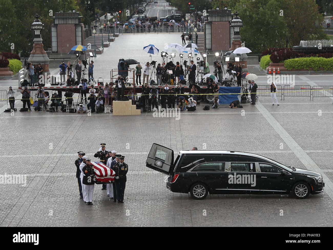 August 31, 2018 - Washington, District of Columbia, USA - GETTY POOLWASHINGTON, DC - 31. August: eine militärische Ehrengarde Team trägt den Sarg des Verstorbenen - Sen. John McCain (R-AZ) in die U.S. Capitol August 31, 2018 in Washington, DC. Ende der Senator starb am 25. August im Alter von 81 Jahren nach einer langen Schlacht mit Gehirn Krebs. Er stand auf dem US Capitol heute liegen wird eine seltene Ehre auf nur 31 Menschen in den letzten 166 Jahren verliehen. McCain wird an seine letzte Ruhestätte an der US Naval Academy am Sonntag begraben werden. (Foto von Win McNamee/Getty Images) (Bild: © Win Mcnamee/CNP vi. Stockfoto