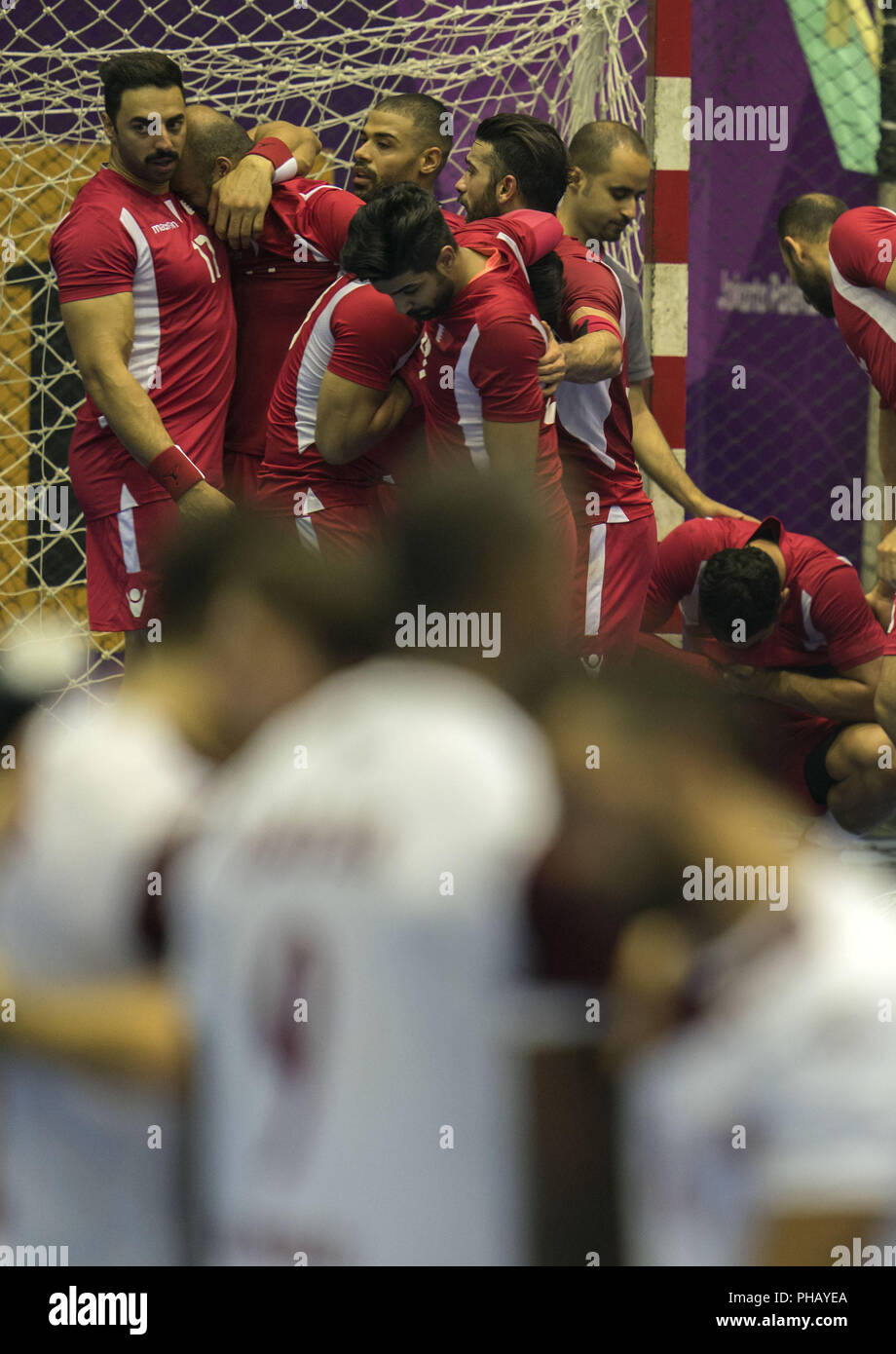 (180831) -- JAKARTA, Aug 31, 2018 (Xinhua) - die Spieler von Bahrain reagieren, nach der Männer Handball Gold Medal Match am 18. asiatischen Spiele in Jakarta, Indonesien, Aug 31., 2018. (Xinhua / Fei Maohua) Stockfoto