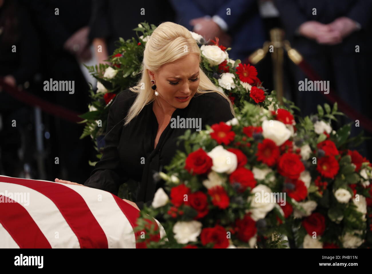 Washington, DC, USA. 31 Aug, 2018. Meghan McCain, der Tochter des verstorbenen US-Senator John McCain, berührt Sarg ihres Vaters während der Zeremonien zu Ehren Senator McCain in den USA Rundbau Kapitol in Washington, USA, 31. August 2018. REUTERS/Kevin Lamarque Credit: Kevin Lamarque/CNP/ZUMA Draht/Alamy leben Nachrichten Stockfoto