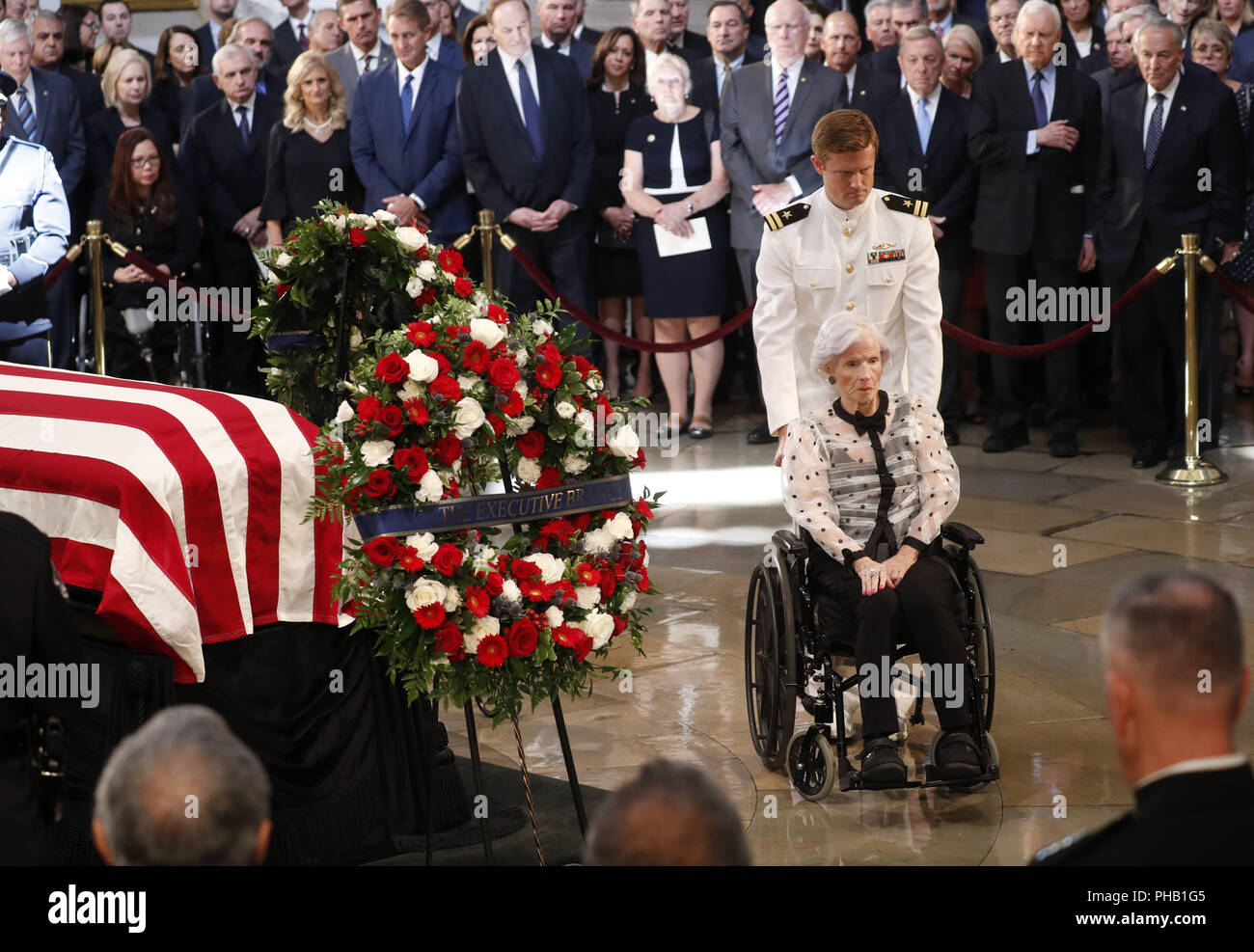 Washington, DC, USA. 31 Aug, 2018. Roberta McCain, Mutter der verstorbenen US-Senator John McCain, wird nach dem Sarg ihres Sohnes anzeigen Während der Zeremonien zu Ehren Senator McCain in den USA Rundbau Kapitol in Washington, USA, 31. August 2018. REUTERS/Kevin Lamarque Credit: Kevin Lamarque/CNP/ZUMA Draht/Alamy leben Nachrichten Stockfoto