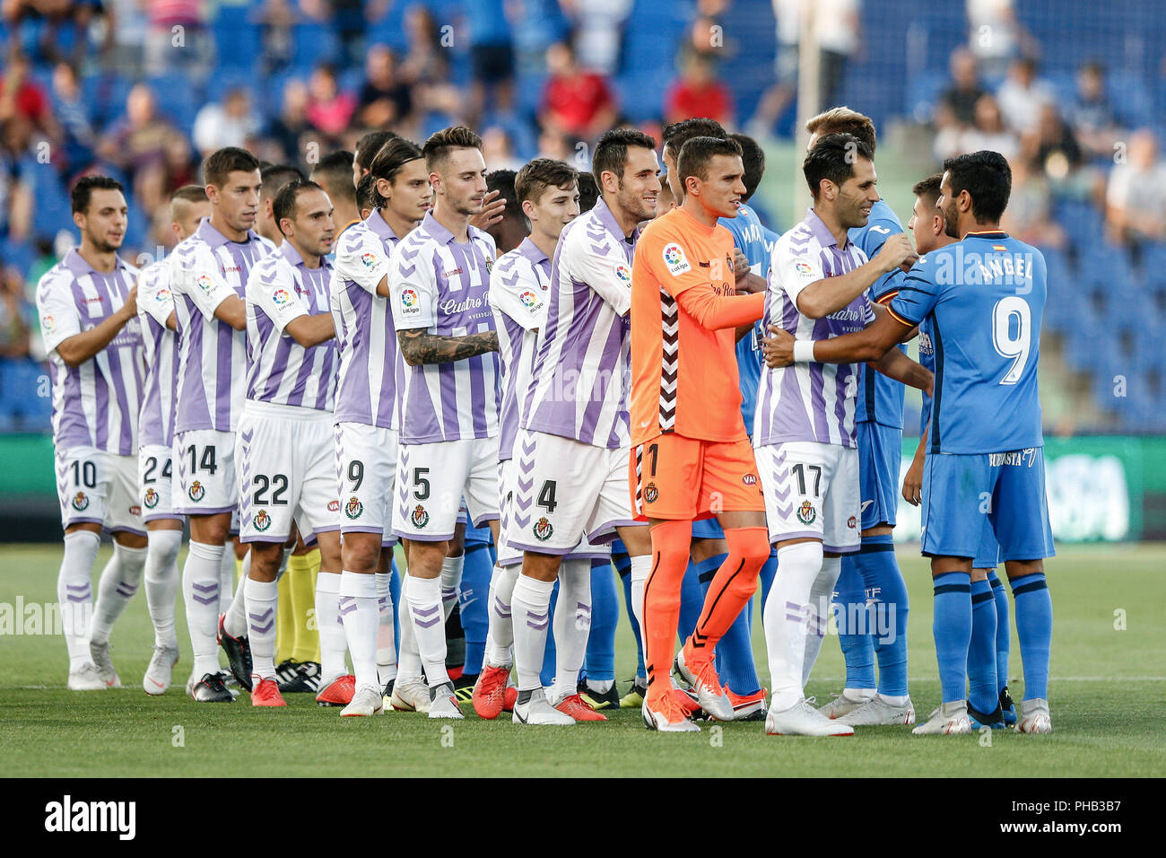 Coliseum Alfonso Perez Getafe, Spanien. 31 Aug, 2018. Liga Fußball, Getafe gegen Valladolid; Teams schütteln sich die Hände vor dem Spiel Quelle: Aktion plus Sport/Alamy leben Nachrichten Stockfoto